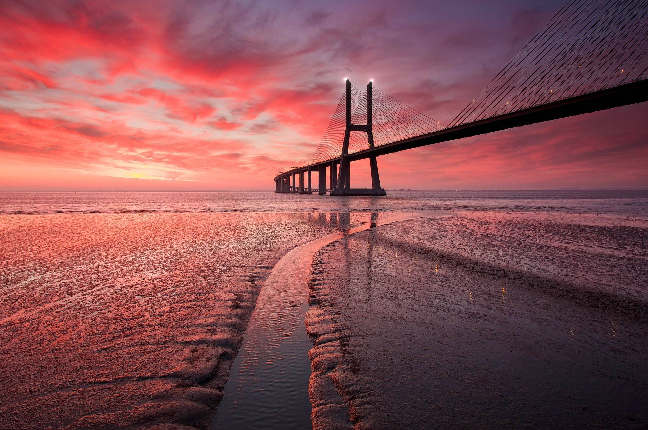 Skilderagtige Uitsig oor Vasco da Gama-brug op 'n Chromebook Muurpapier