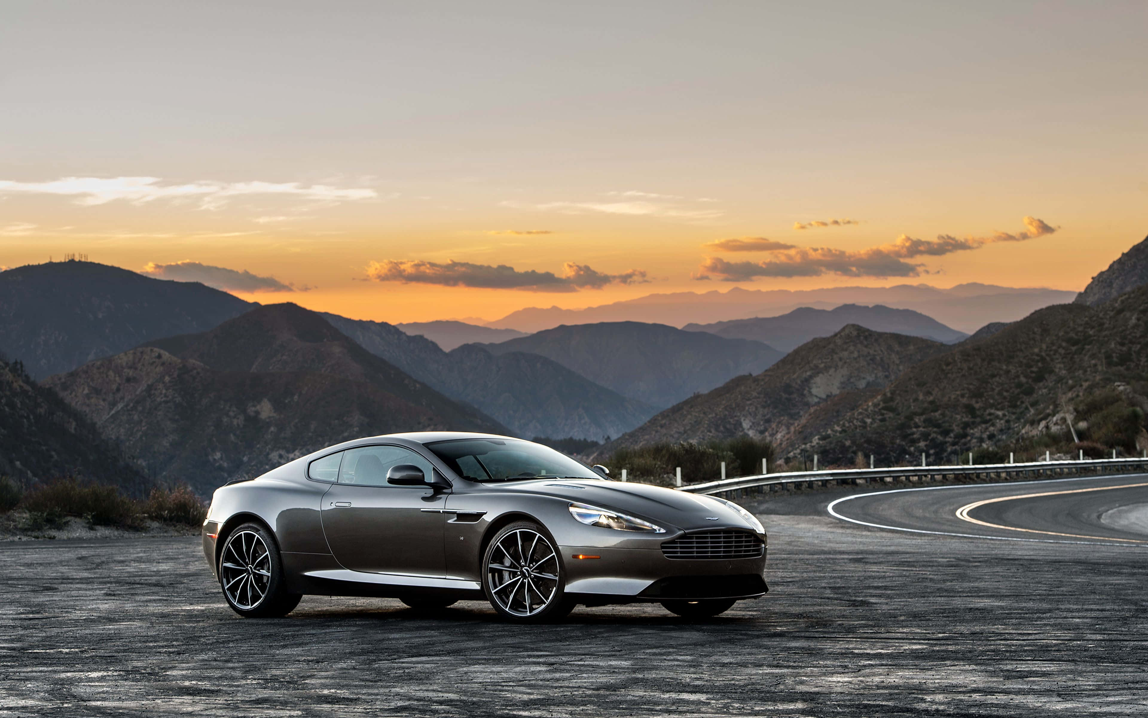 Skoon en Stylvol Aston Martin DB9 Muurpapier