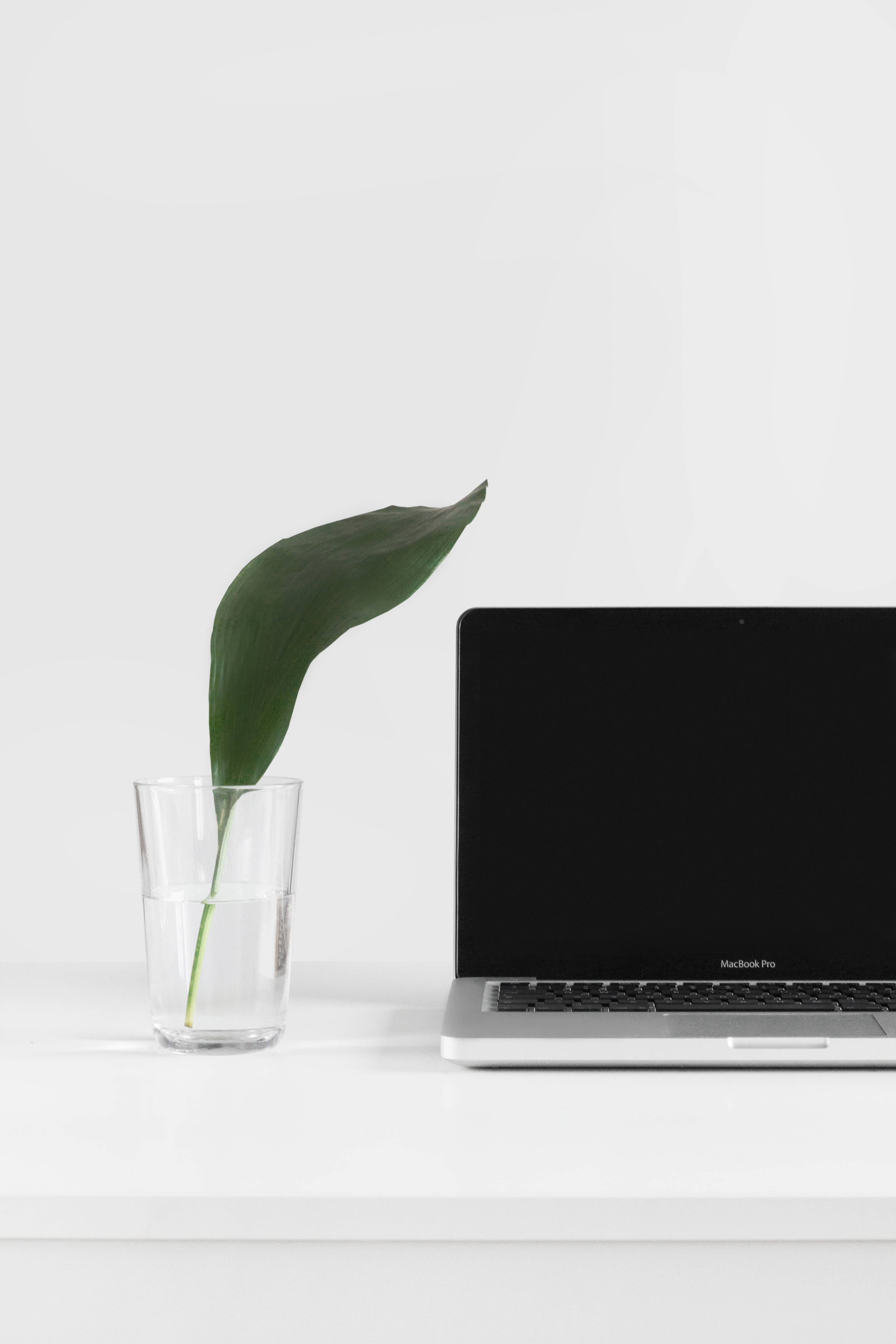 Skoon Minimalistiese MacBook Pro Opstelling Muurpapier