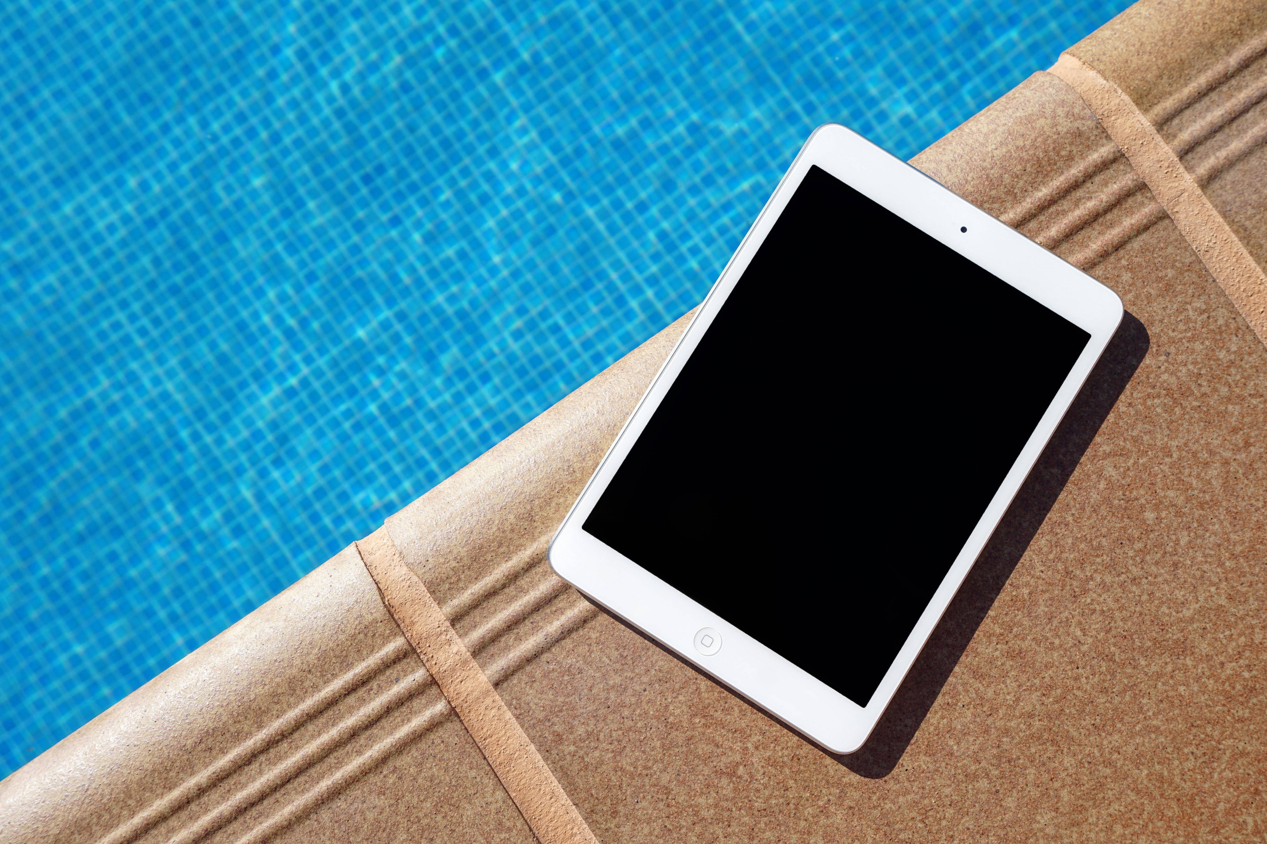 Skoon Silwer iPad Vertoon op Minimalistiese Grys Lessenaar Muurpapier