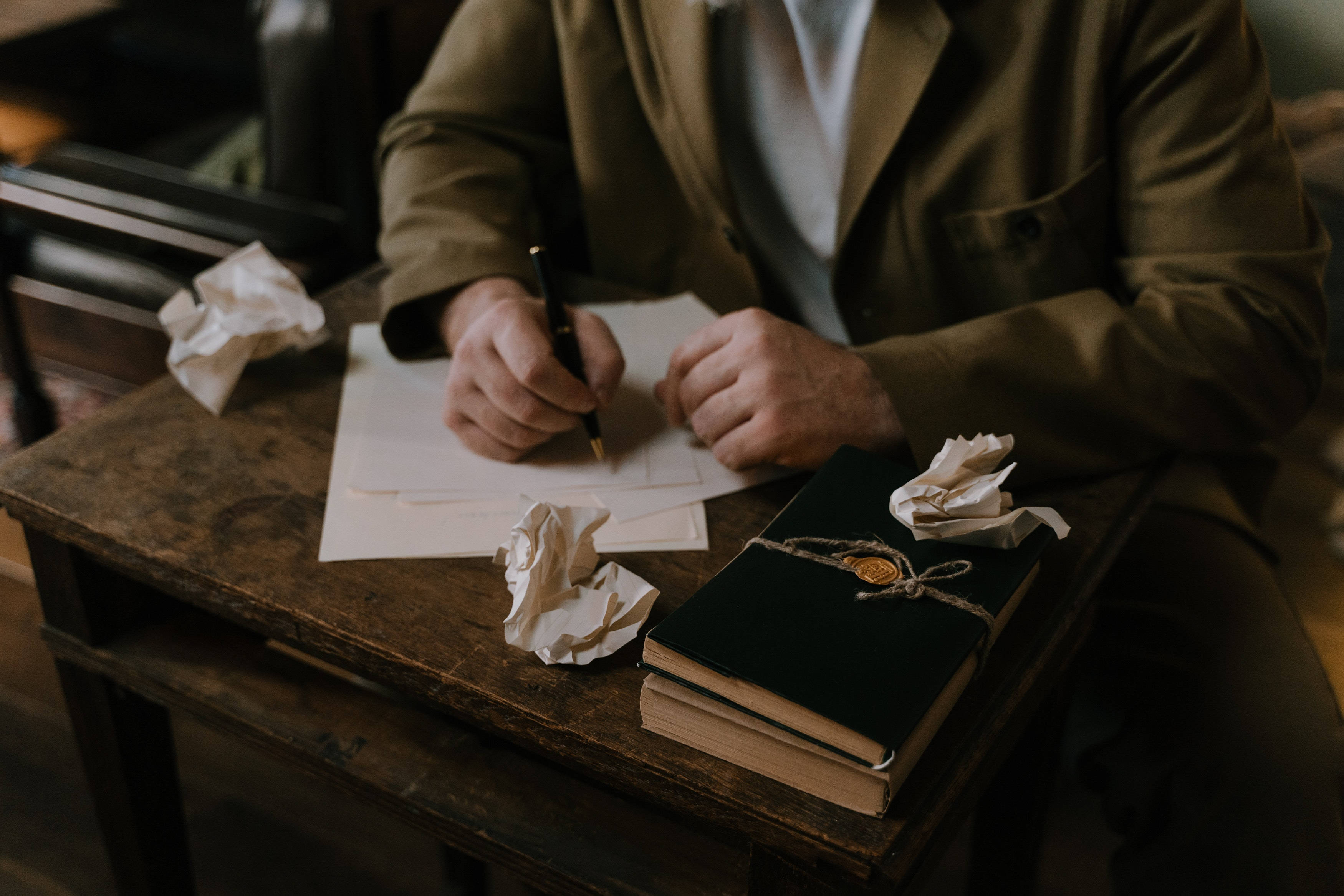 Skryf 'n Brief Donker Akademie Lessenaar Muurpapier
