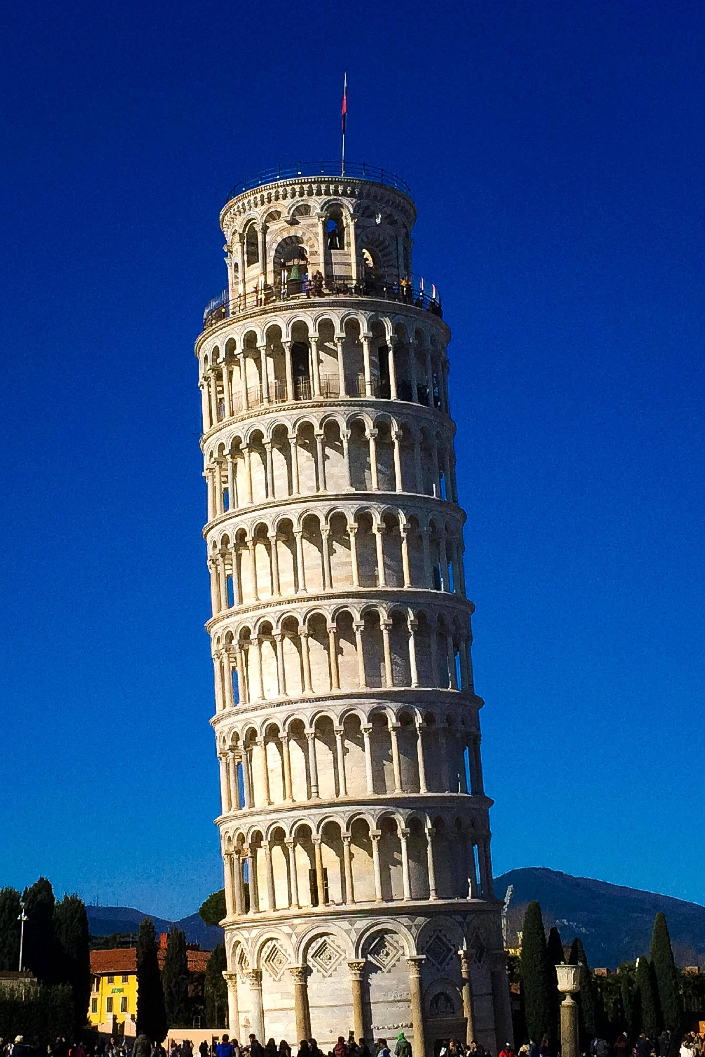 Skuintoring van Pisa teen Donkerblou Lug Muurpapier