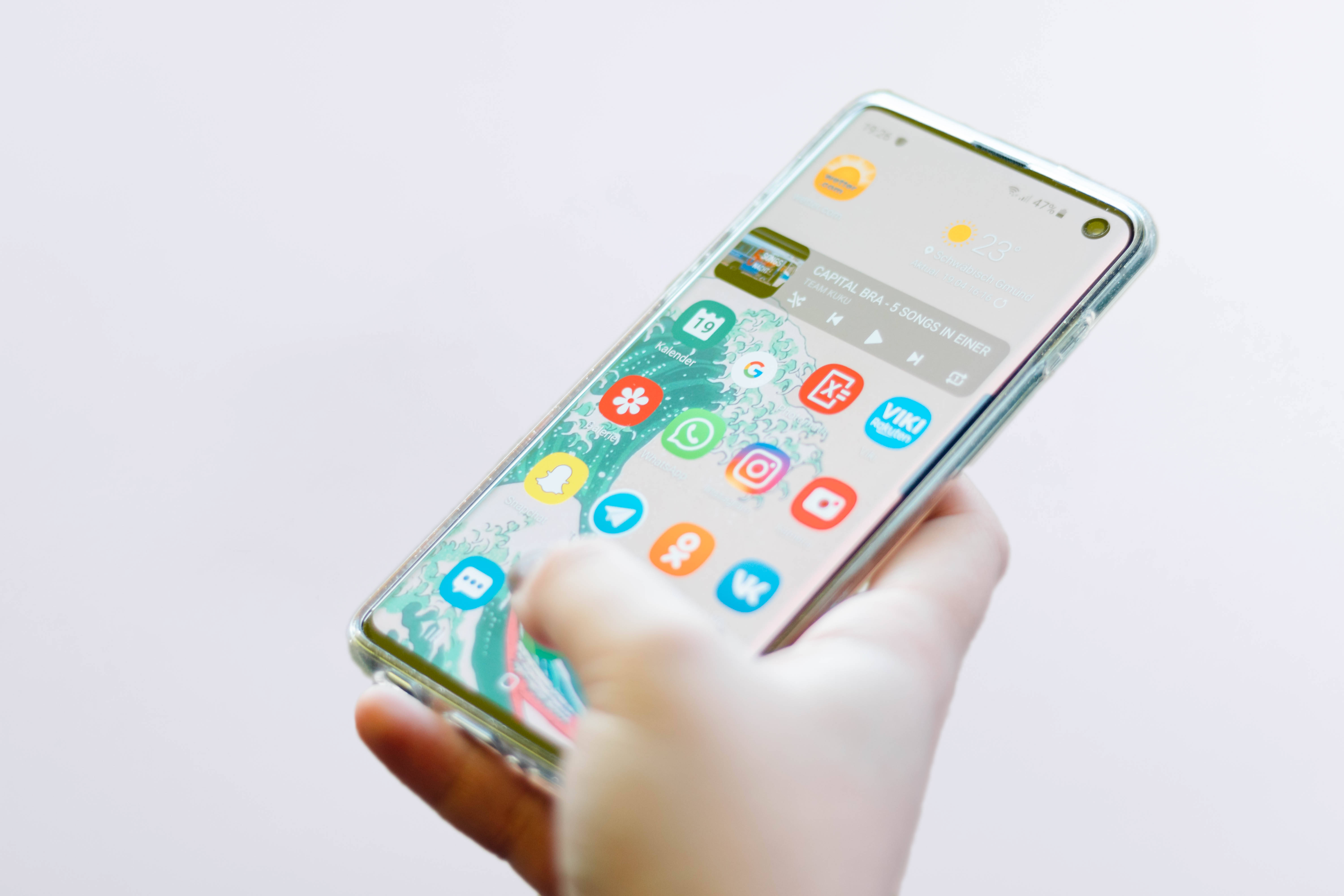 Slimme Samsung Galaxy S10 in 'n Helder Omgewing Muurpapier