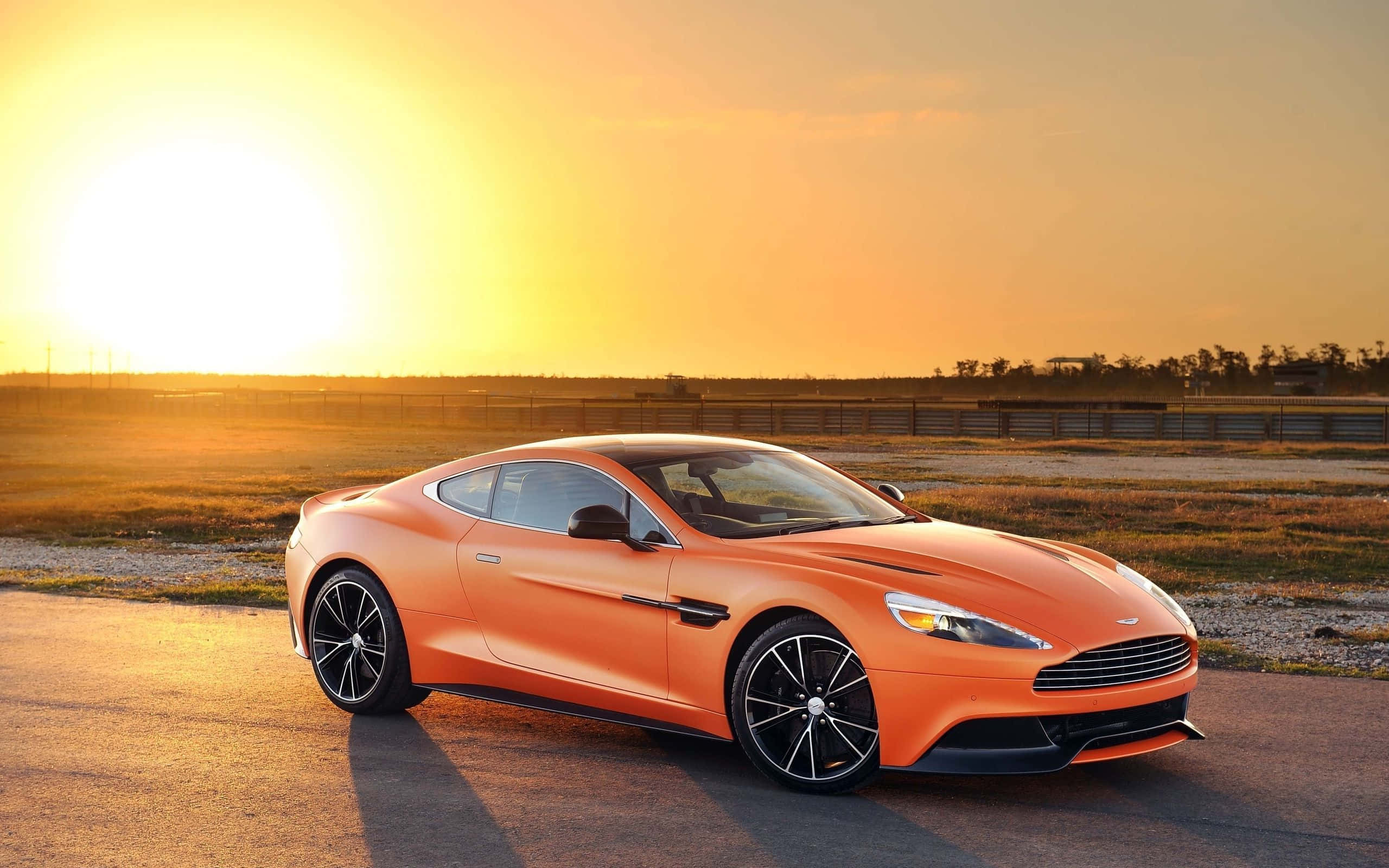 Slinkse Aston Martin Vanquish in beweging Muurpapier