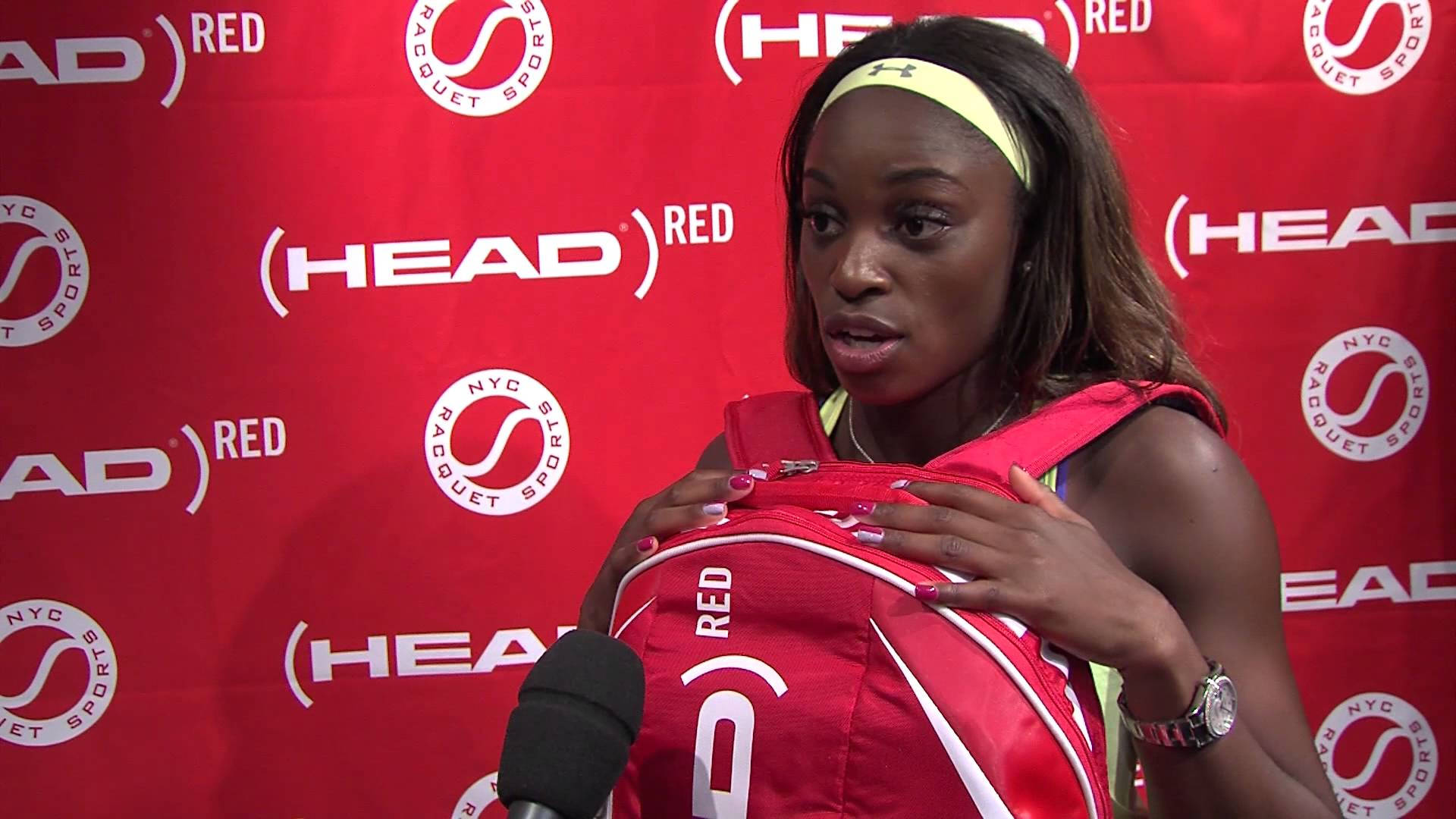 Sloane Stephens wat 'n Head-sak vashou Muurpapier