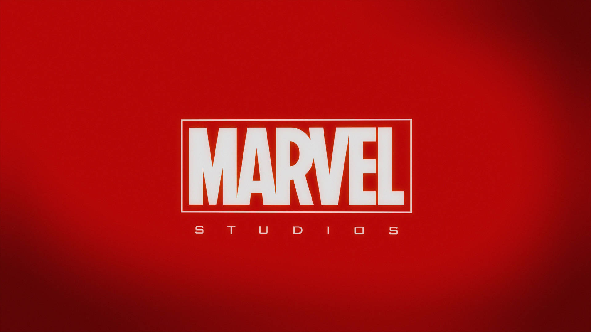 Marvel Studios-fonttitel en kleur op suiwer rooi agtergrond.