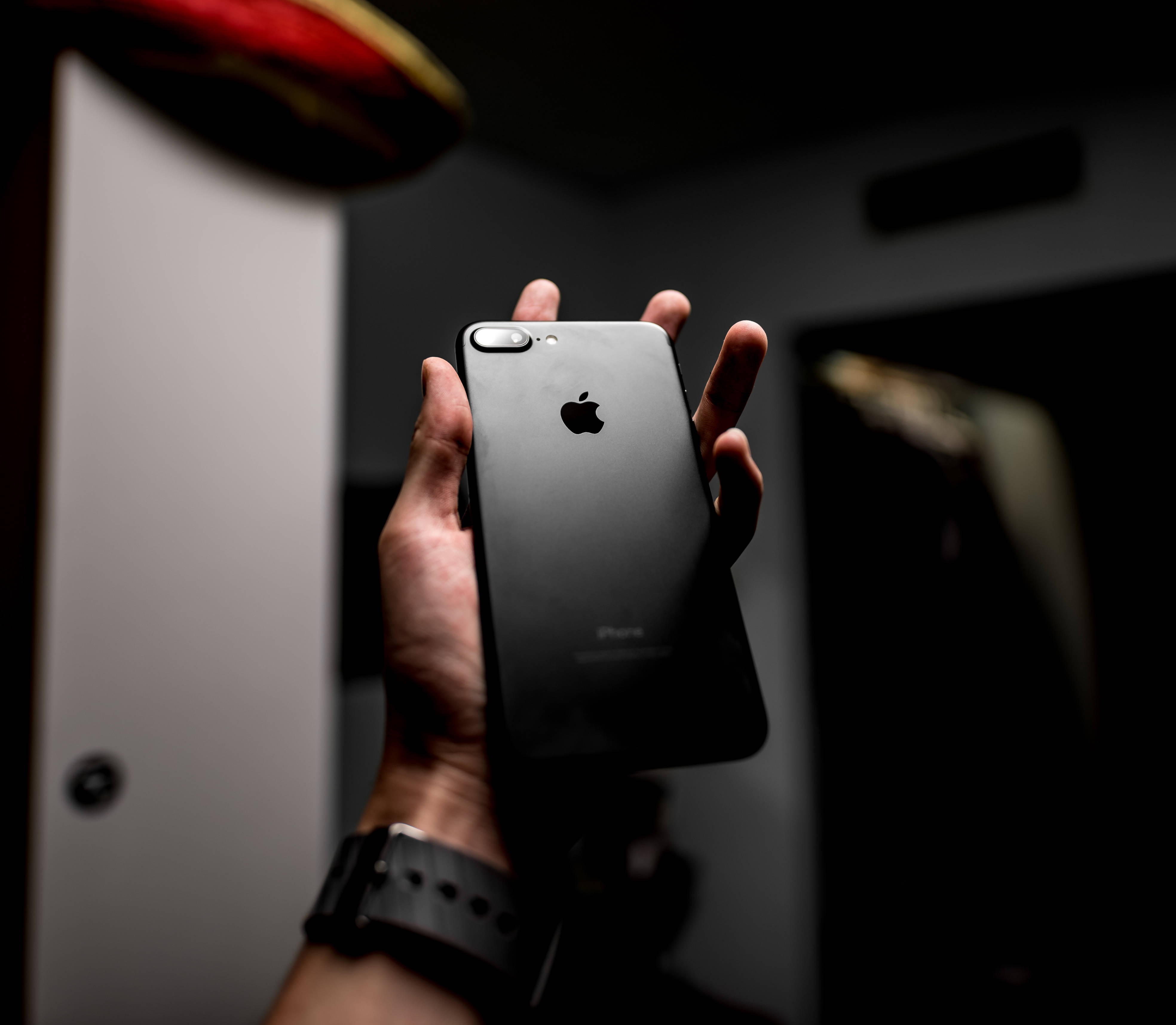 Slyk iPhone 8 met aantreklike agtergrond Muurpapier