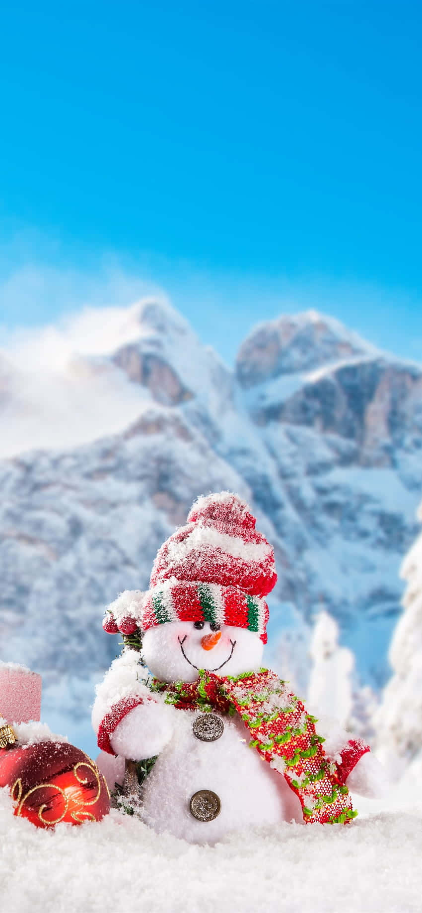 sneeuman in die sneeu met geskenke en sneeu Muurpapier