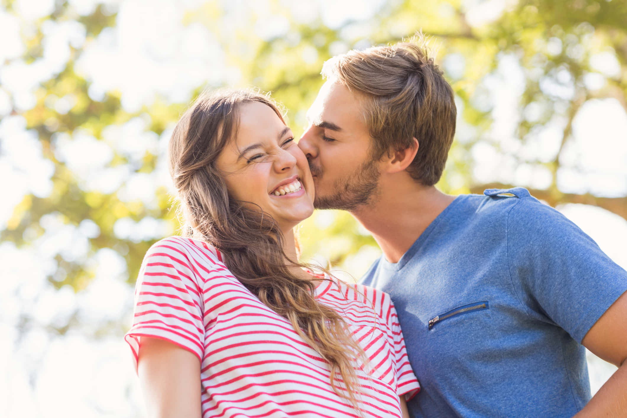 Soet Oomblikke: Oulike Paartjie in Liefde Muurpapier