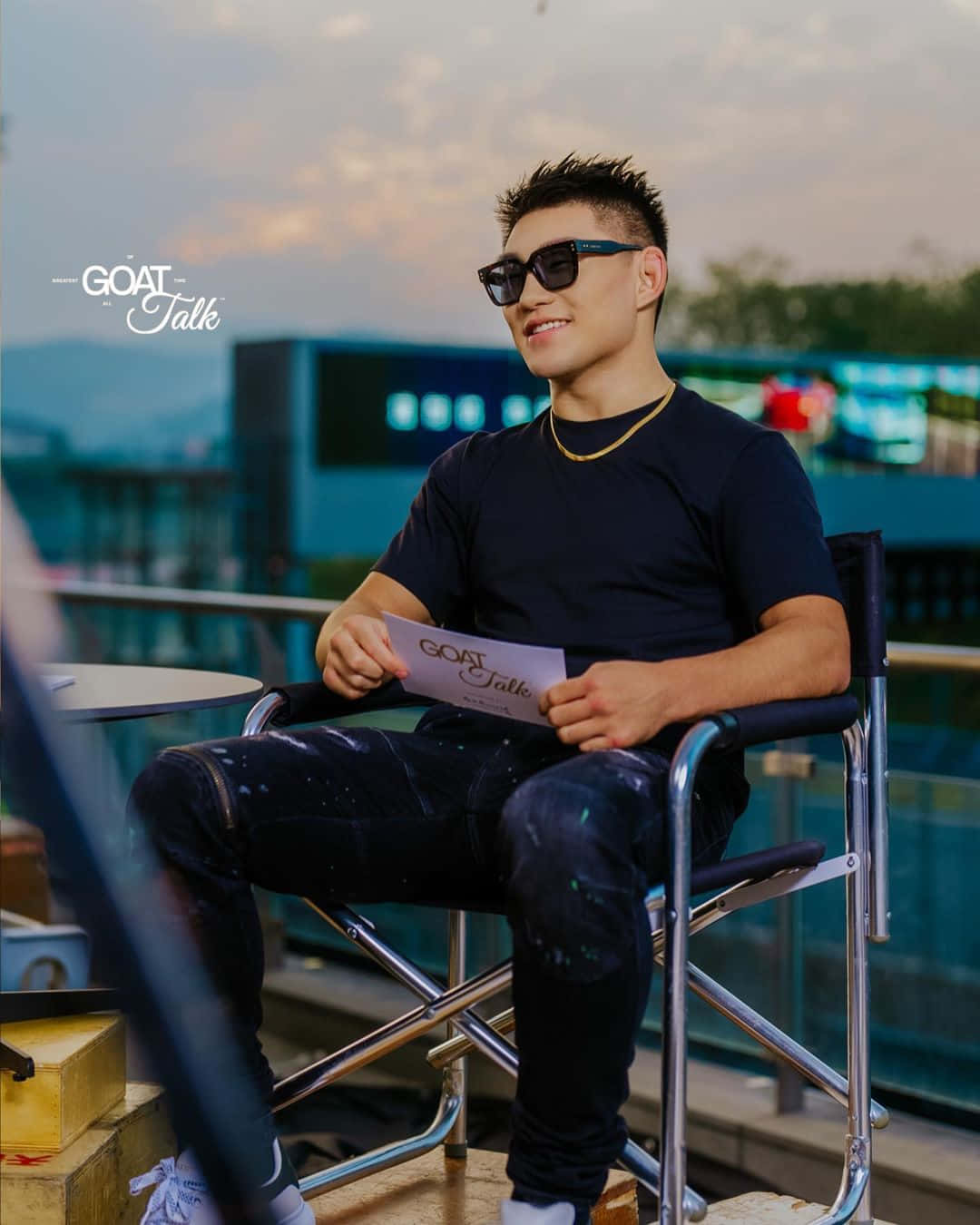 Song Yadong vir Goat Talk Muurpapier