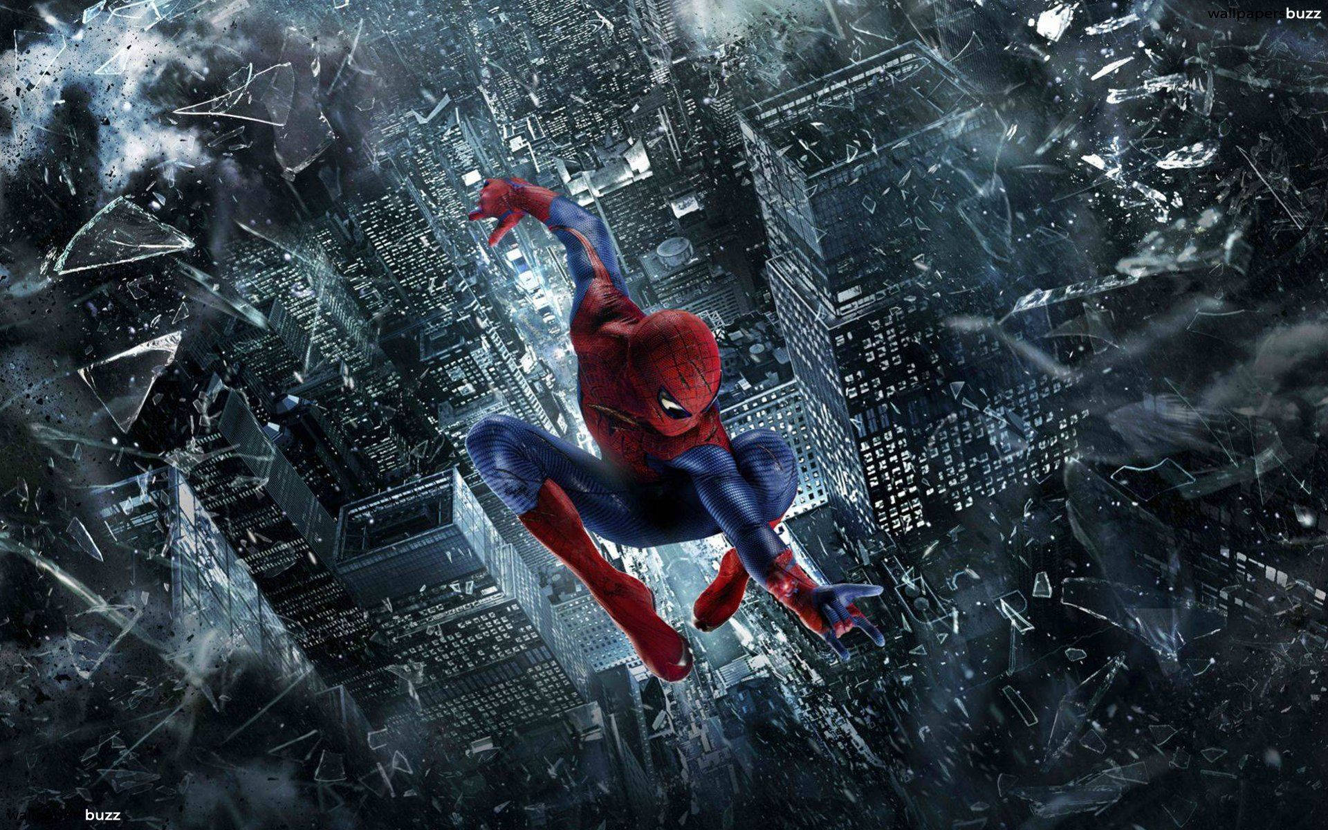 Spiderman in aksie met gebreekte glas in die agtergrond van die stad in die nag.
