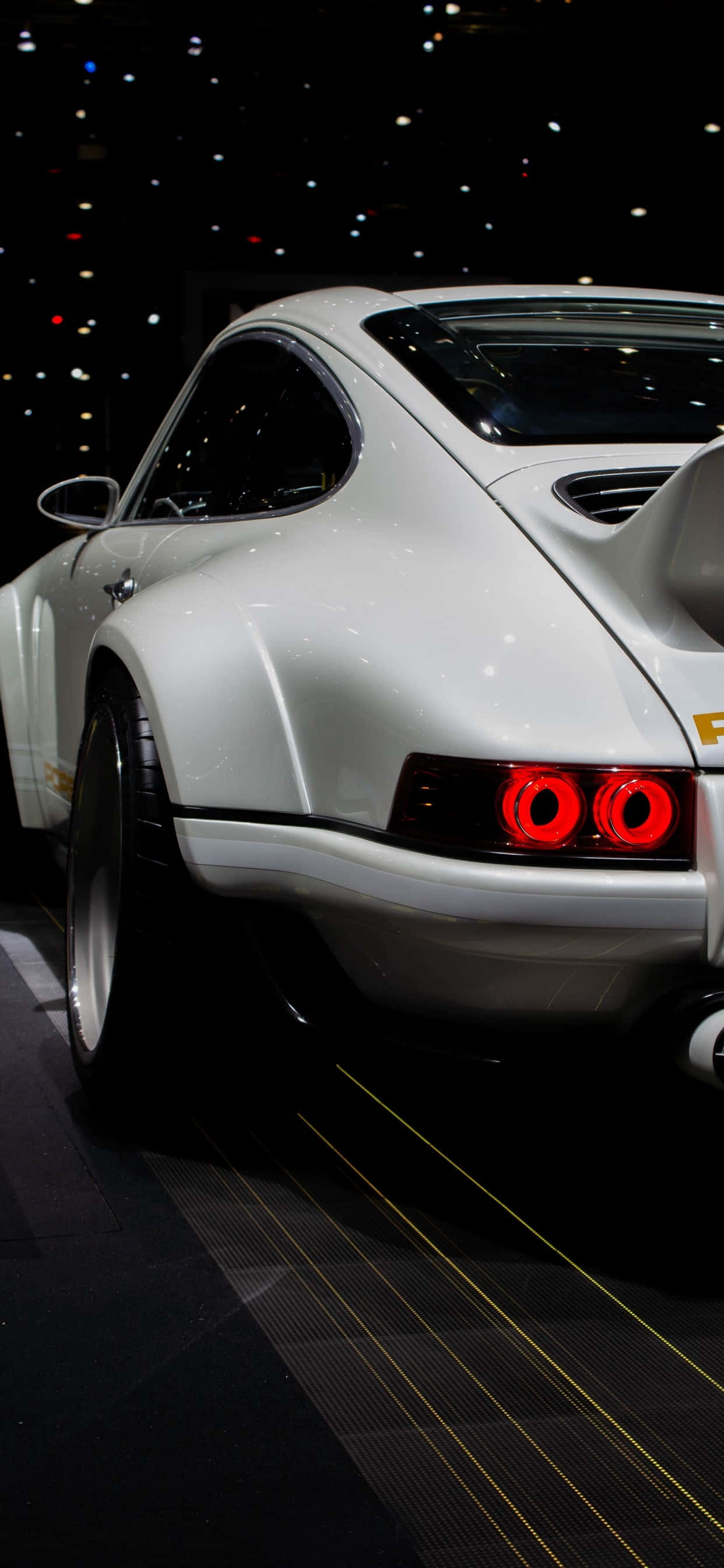Spoed en Opwinding van Project Cars 2 op 'n iPhone Xs Max Muurpapier