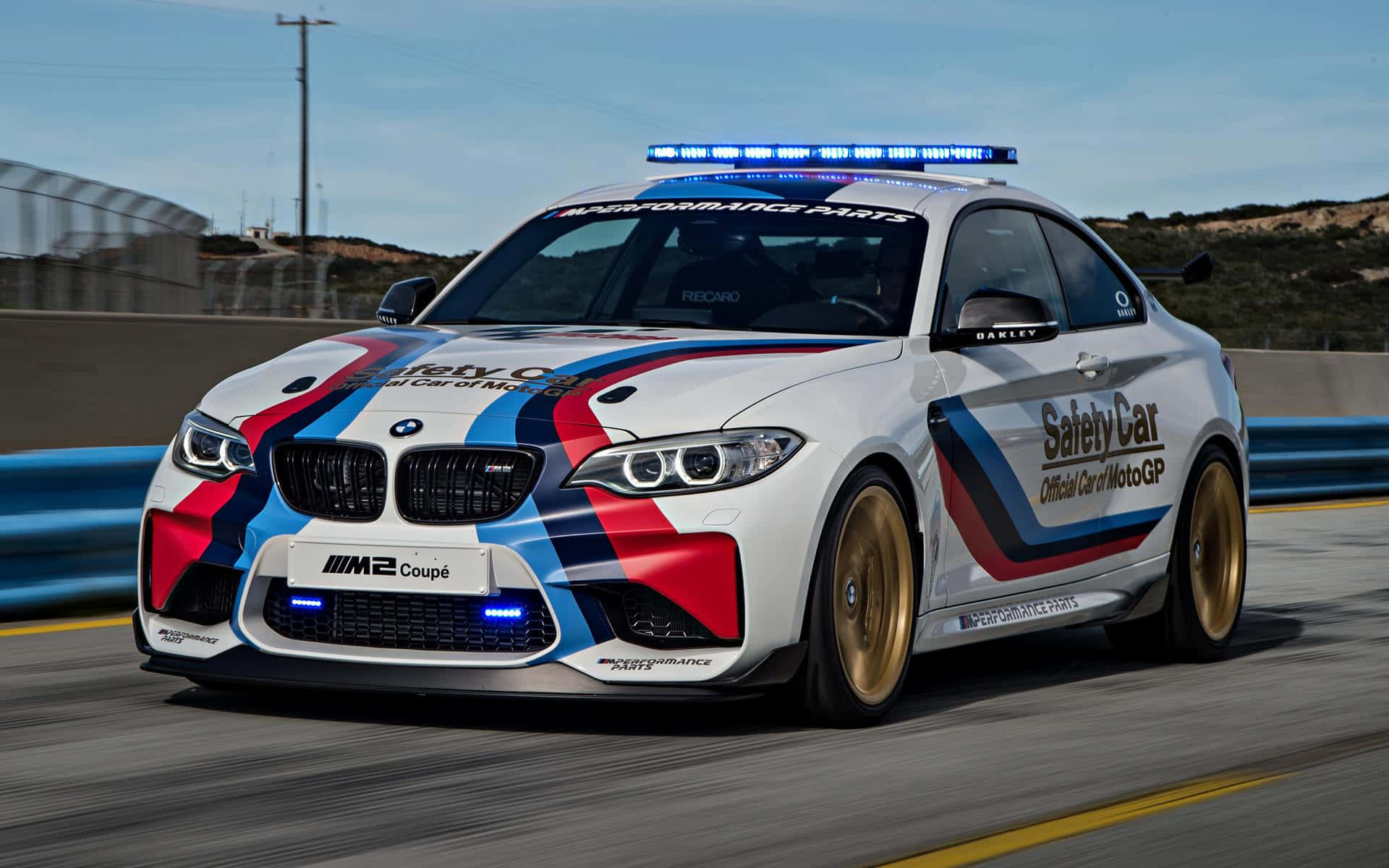 Spoed en Veiligheid – ’n Elegante Veiligheidsmotor op die Renbaan Muurpapier