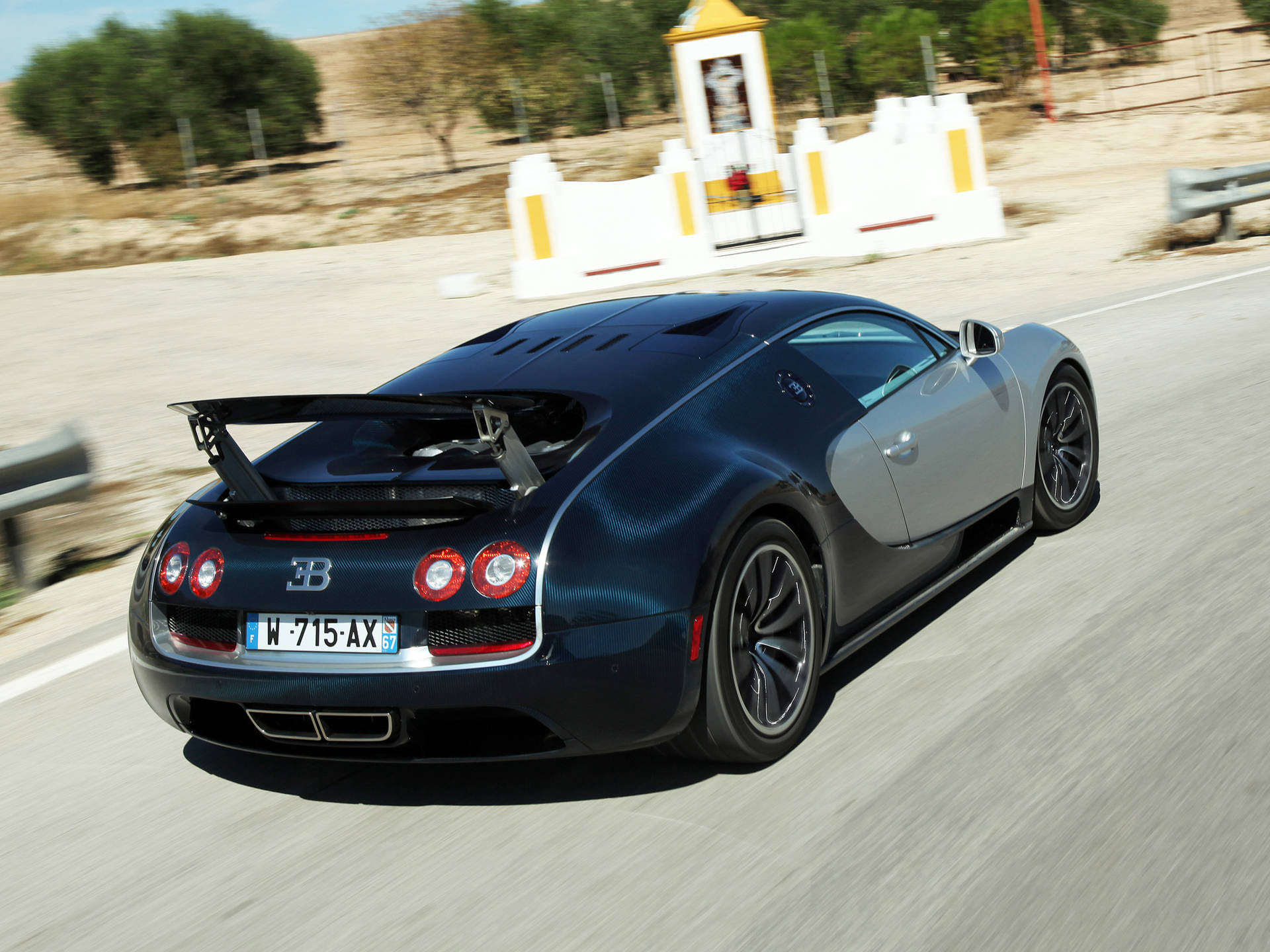 Spoedende Swart Bugatti Veyron Agtergrond