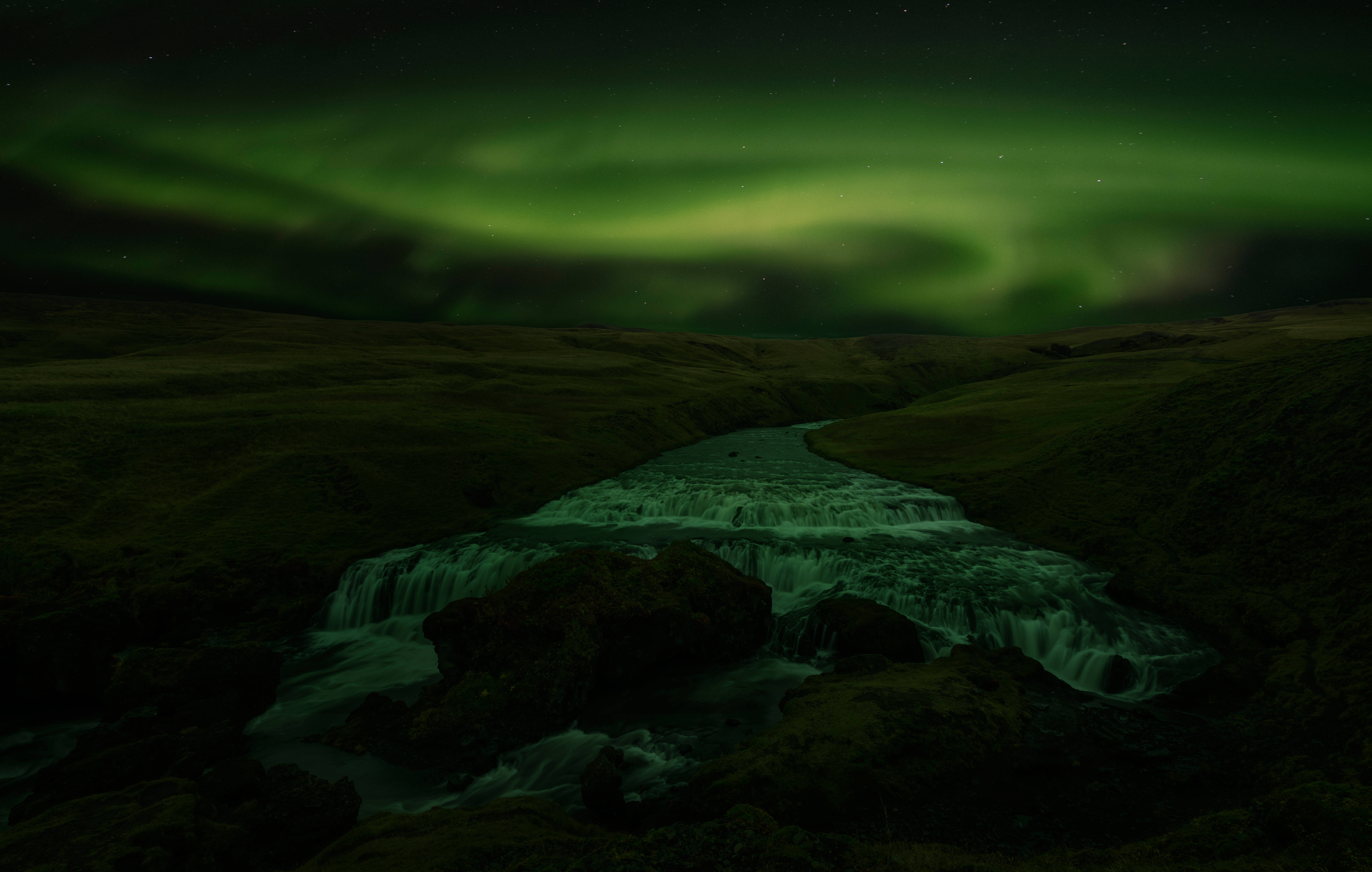 Spoggerige Groen Aurora Borealis Donker 4K Muurpapier