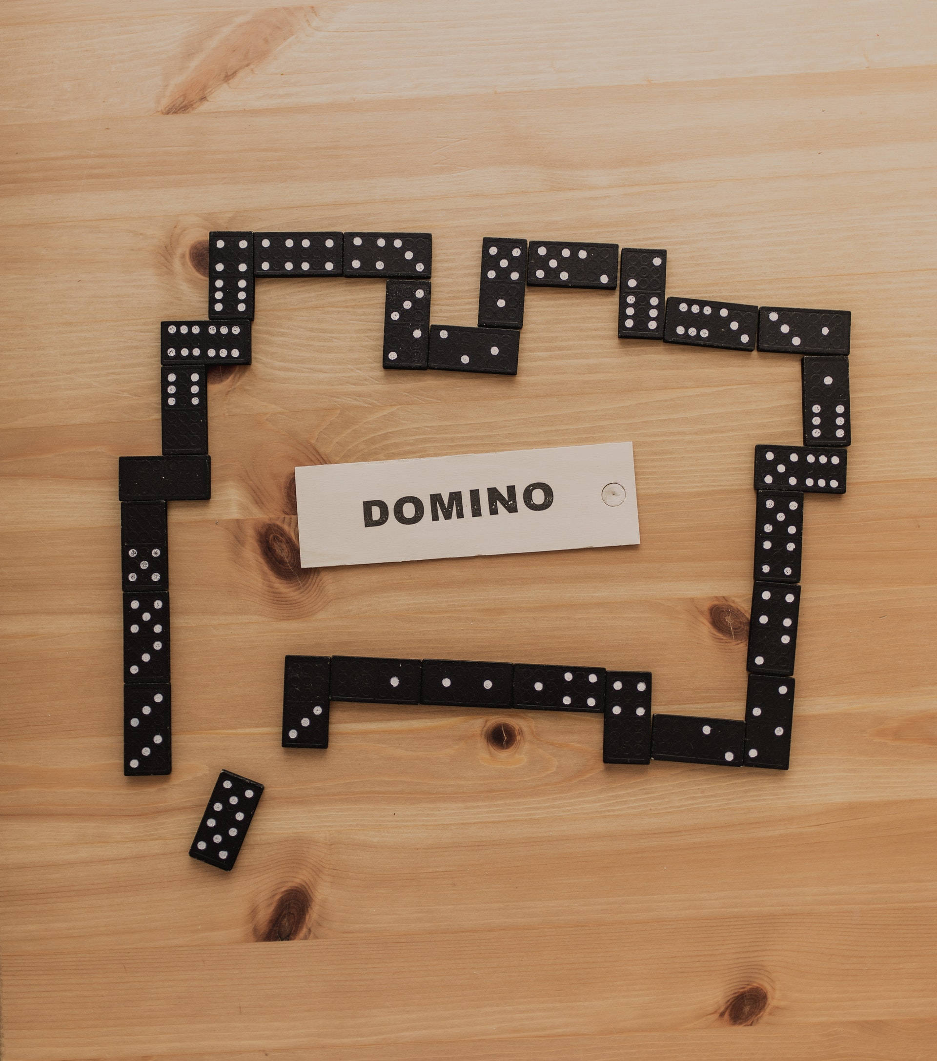 Spoor van Swart Domino's Muurpapier
