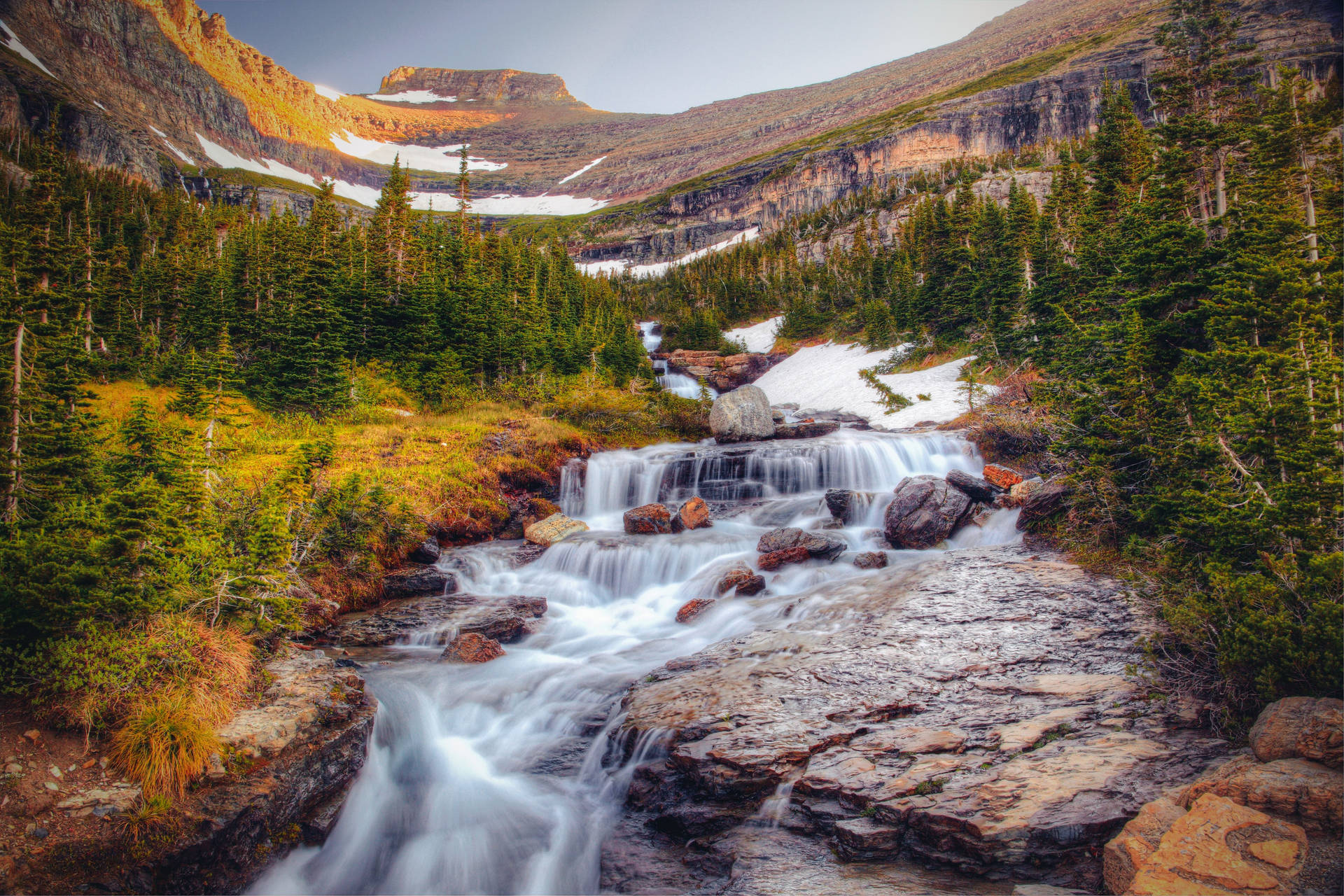 Voorskou-agtergrond waterval, klippe, stroom