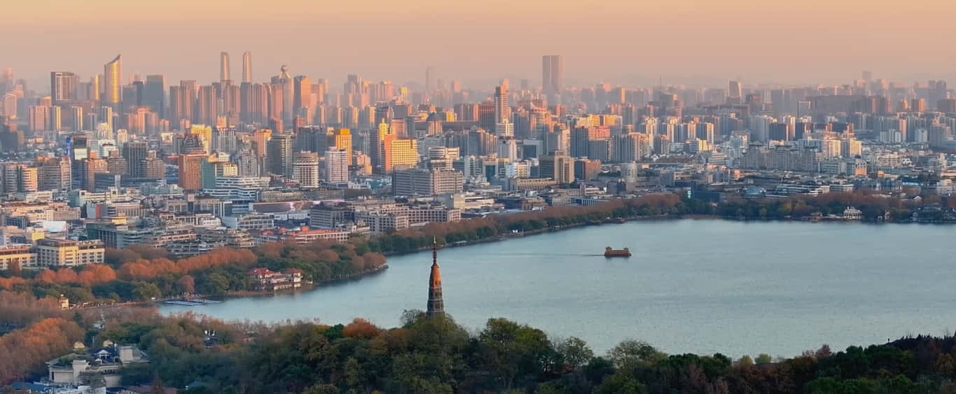 stadsbeeld,panorama,skyline,meer,pagode,sonsondergang,goue uur,stedelik,argitektuur,rustig,warm lig,skilderagtig,reis