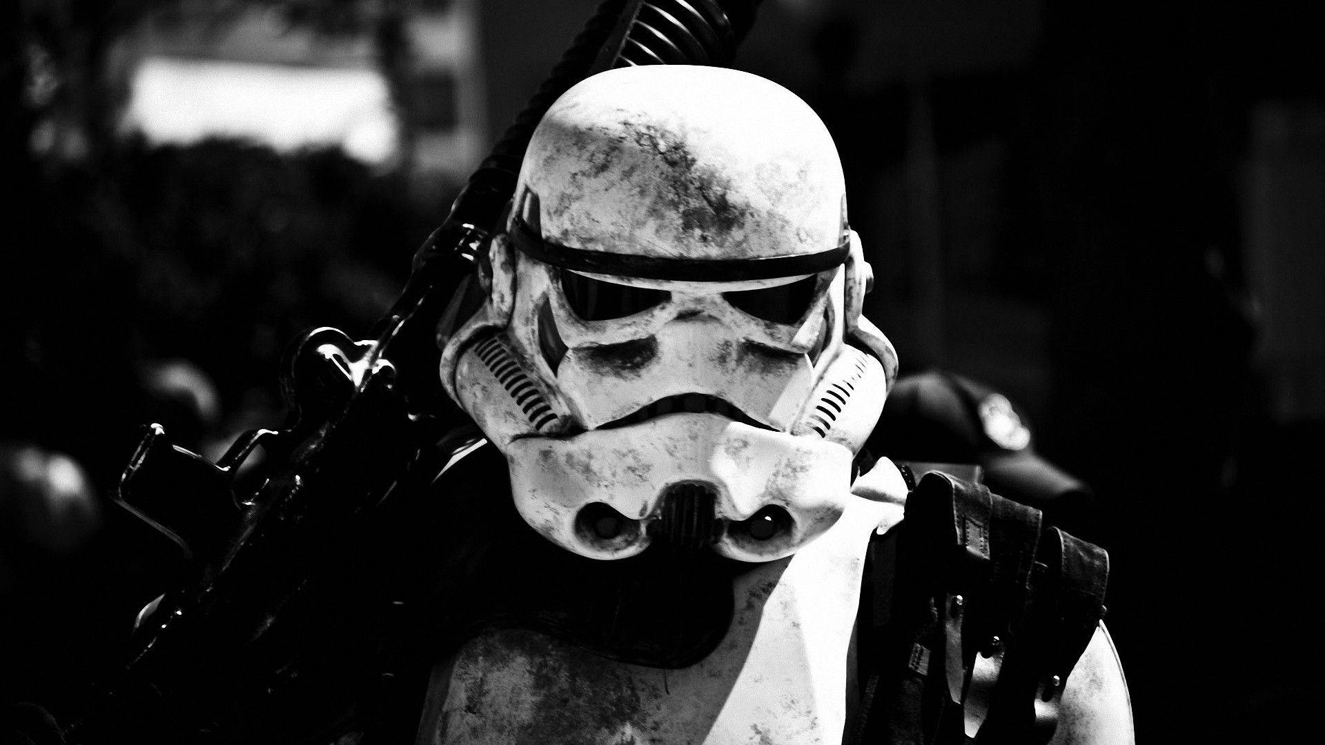 Star Wars-agtergrond van Stormtrooper wat op 'n planeet staan, gereed om te veg, met sy wapens vashou. — Star Wars Muurpapier