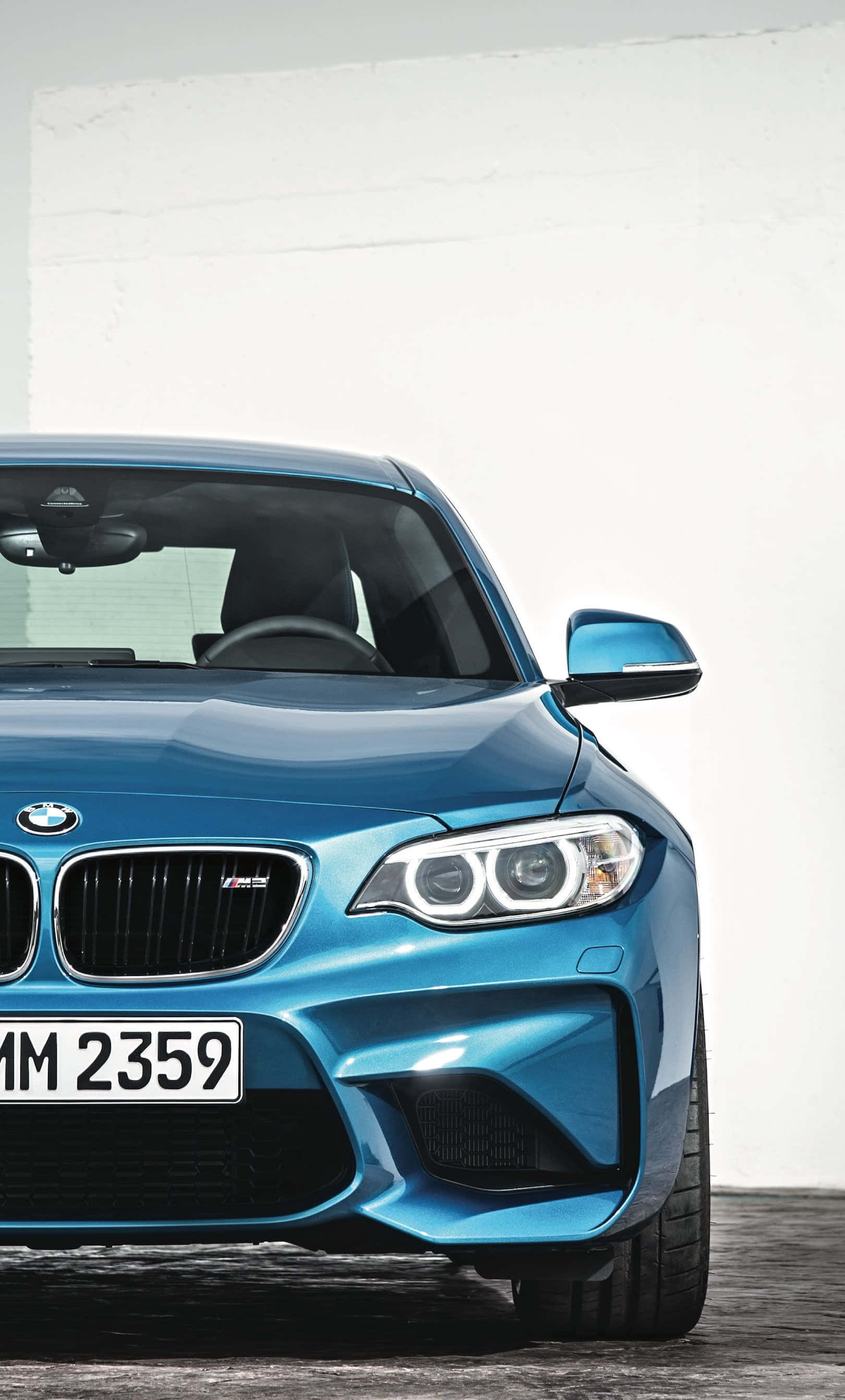 Stilistiese BMW-iPhone-agtergrond met elegante sportmotor en logo Muurpapier