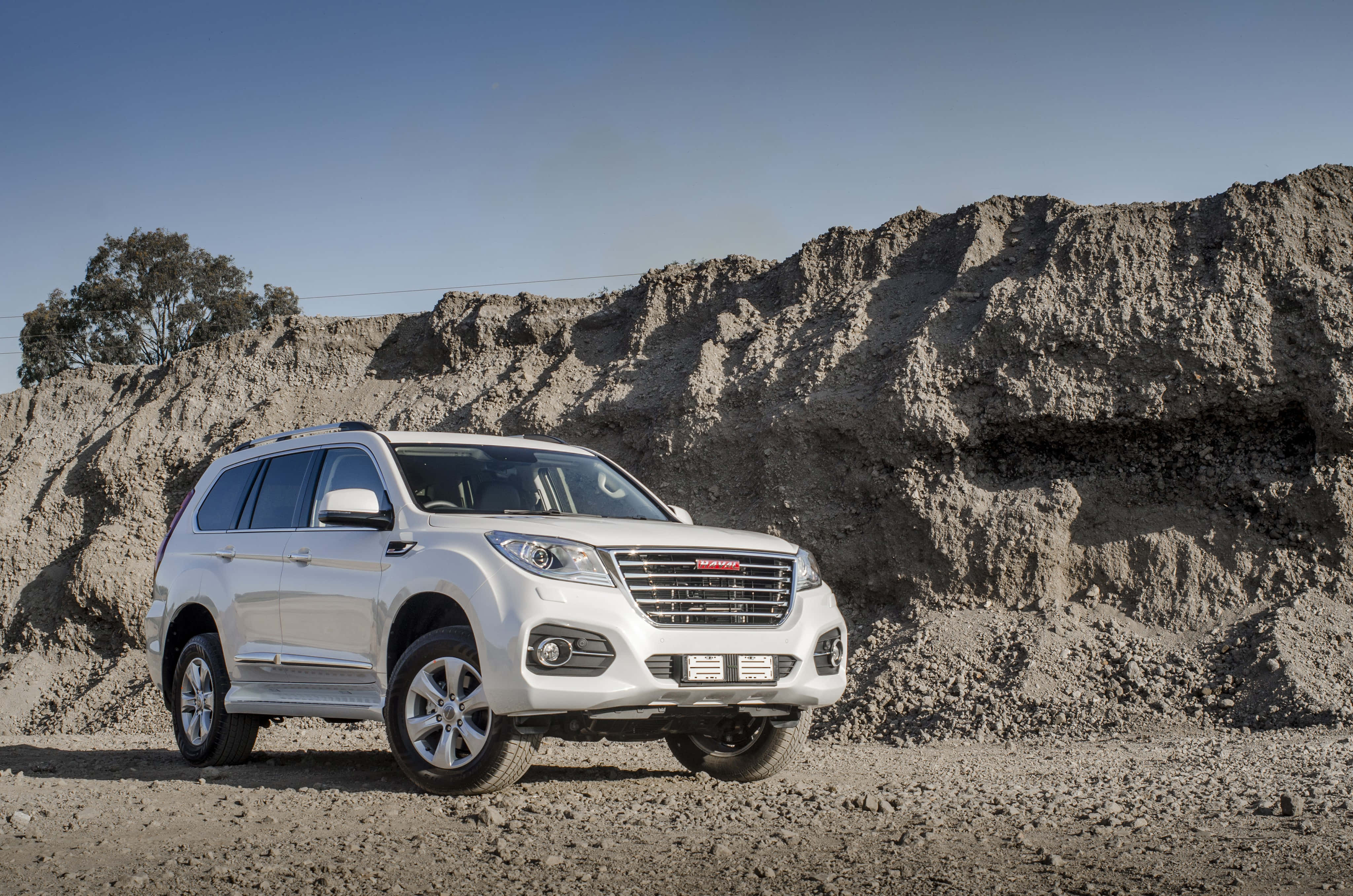Stilvolle Haval SUV wat buite geparkeer staan Muurpapier
