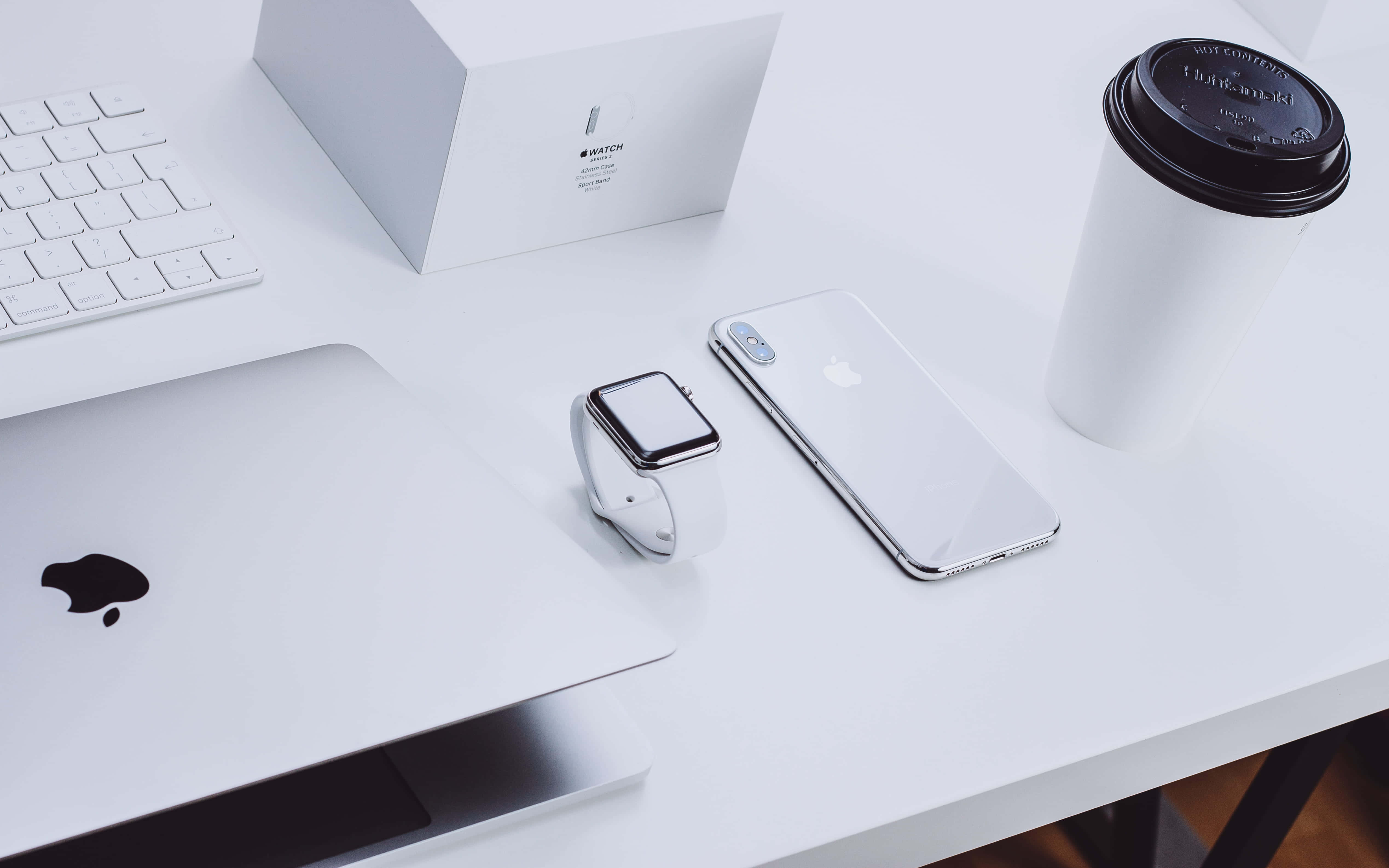 Stilvolle Macbook met 'n pragtige stedelike estetika Muurpapier