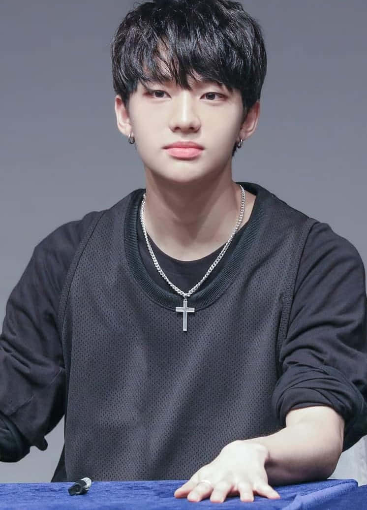 Stoïsynse blik van Suid-Koreaanse rapper Hyunjin Muurpapier