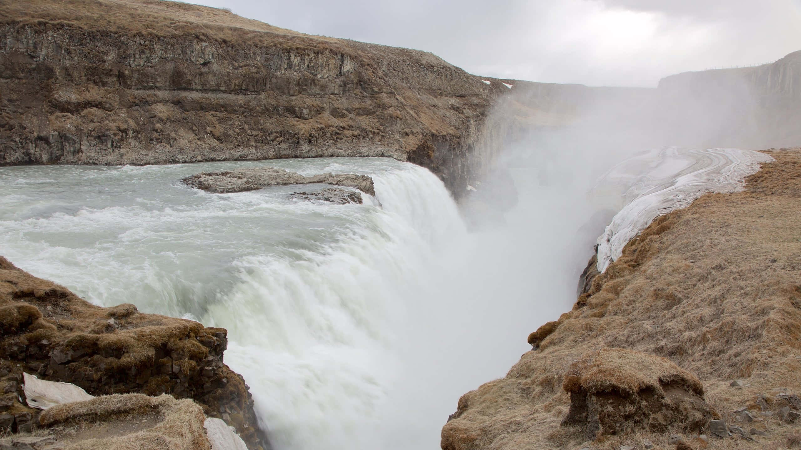 Stoomwarm Gullfoss-waterval in Suidwes-Ysland Muurpapier
