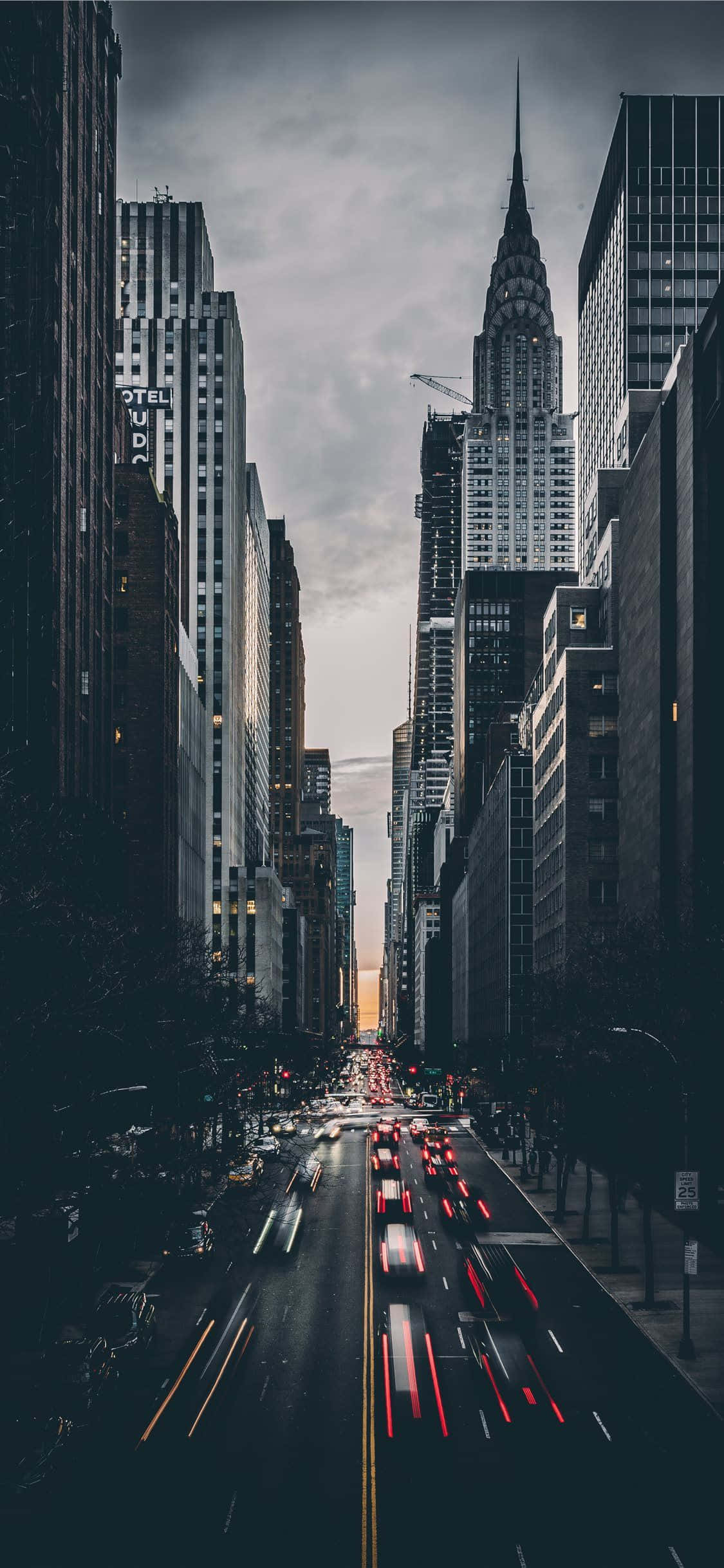 Straatkuns kom lewendig in die lewendige stedelike landskap. Muurpapier