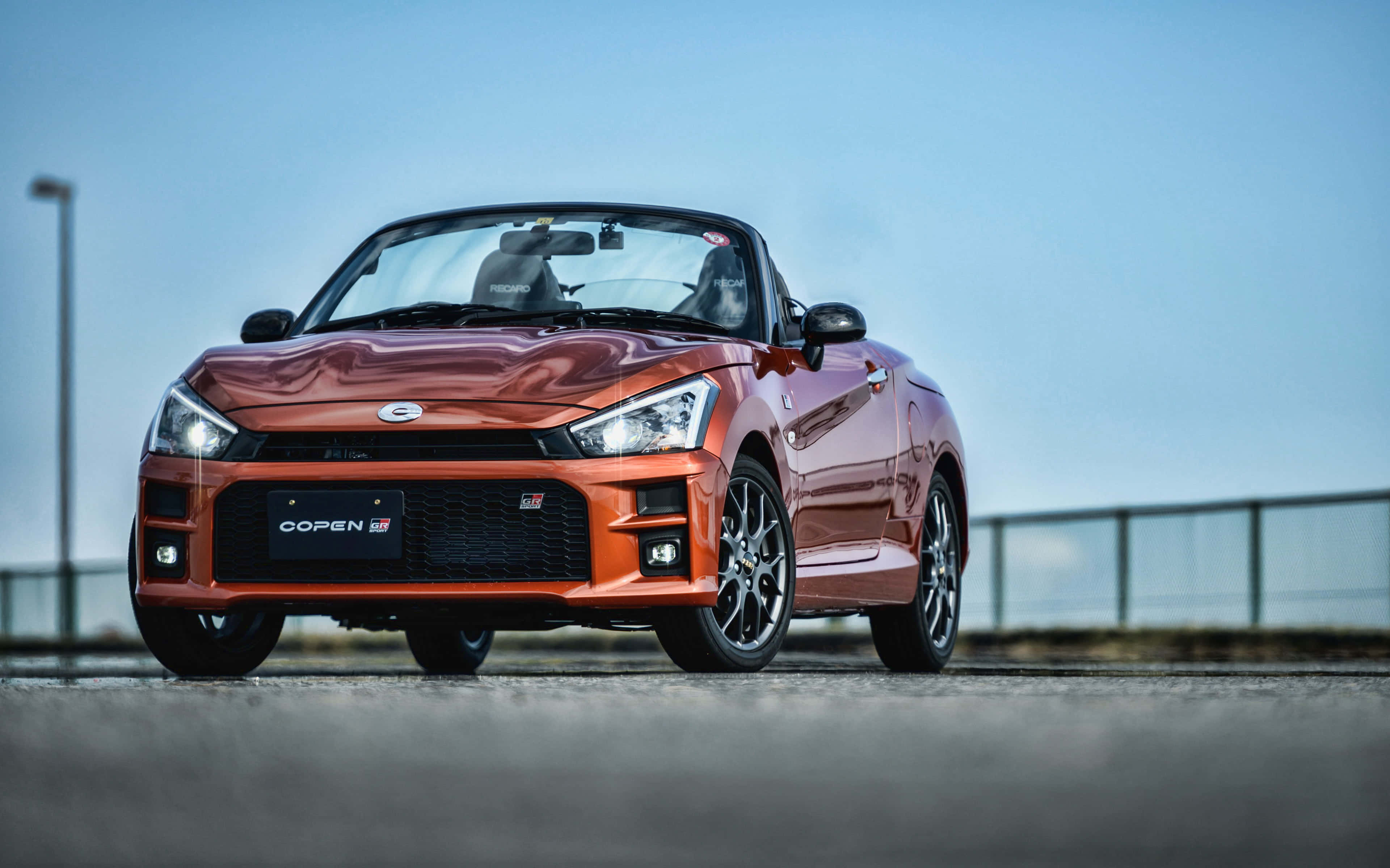 Stylvolle Daihatsu Motor wat op die oop pad ry Muurpapier