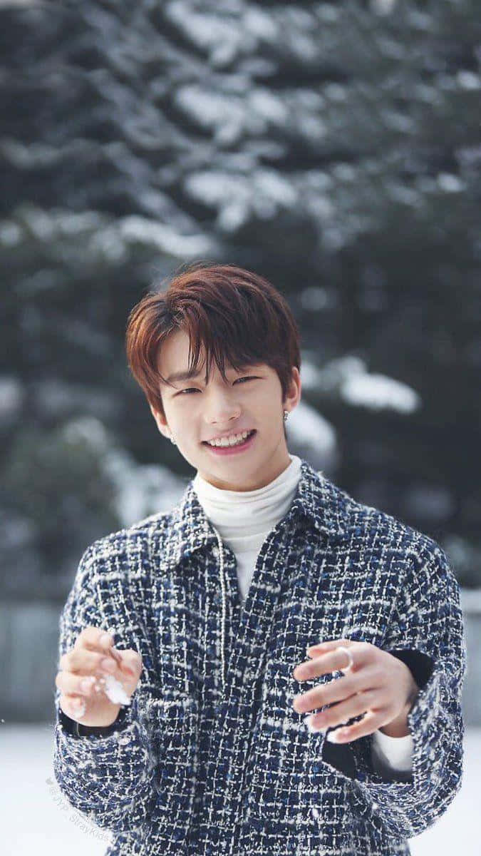 Suid-Koreaanse Rapper Hyunjin voor Sneeubome Muurpapier