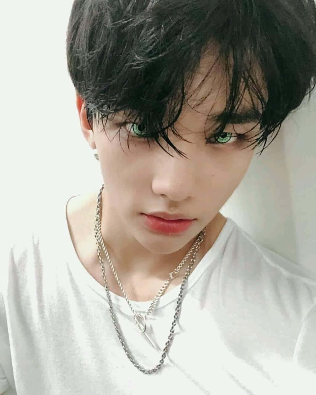 Suid-Koreaanse Rapper Hyunjin Groen Kontaklense Muurpapier