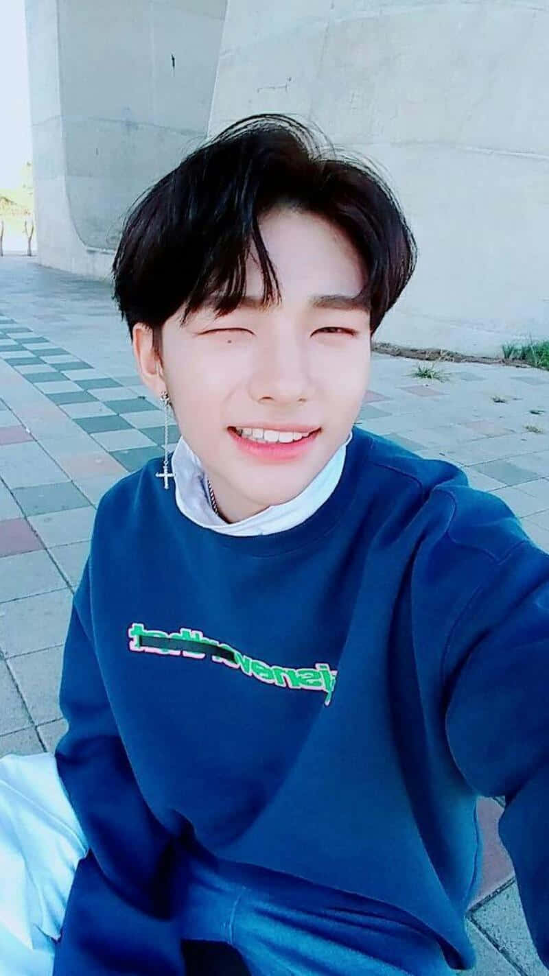 Suid-Koreaanse Rapper Hyunjin knipoog-selfie Muurpapier
