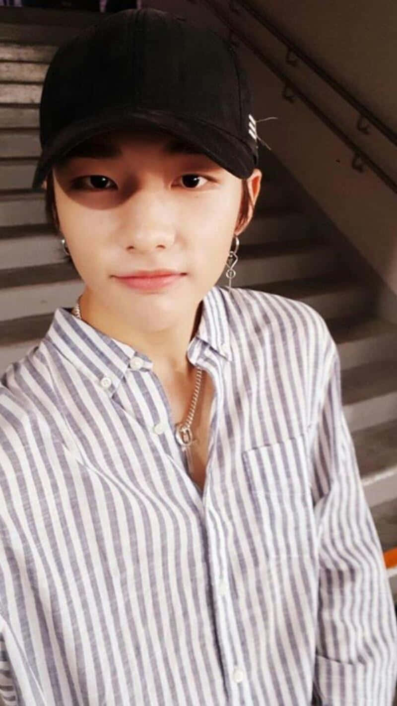 Suid-Koreaanse Rapper Hyunjin Swart Ballepet Selfie Muurpapier
