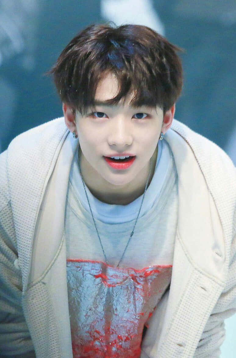 Suid-Koreaanse sanger Hyunjin se skerp voorkoms Muurpapier