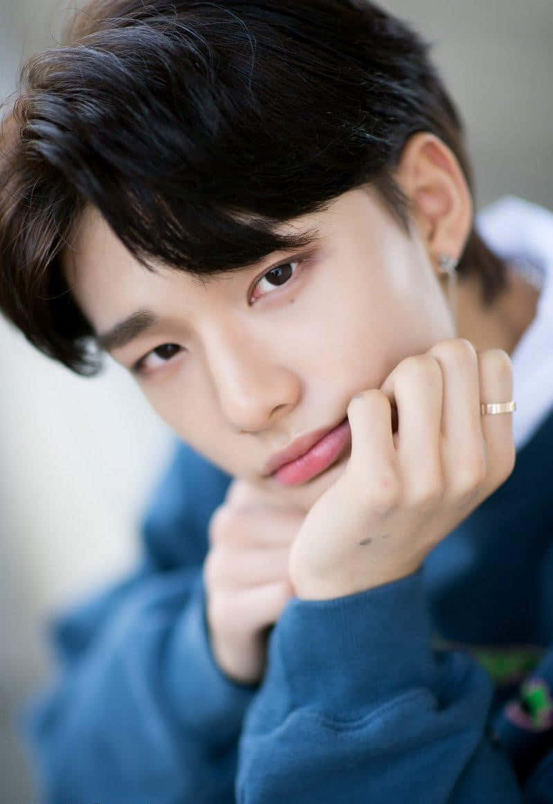 Suid-Koreaanse sanger Hyunjin wat vir Dispatch poseer Muurpapier