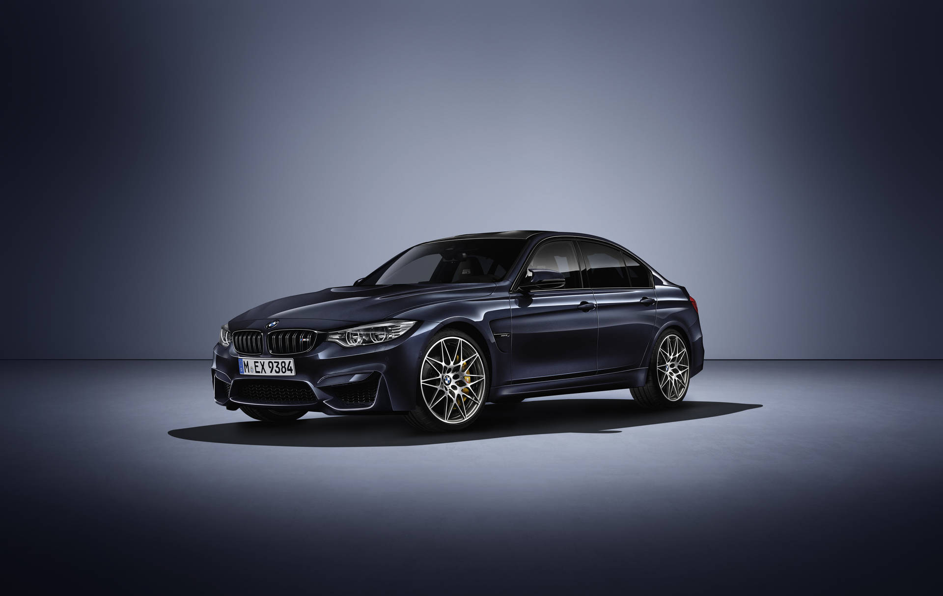 Swart BMW M3 30 Jahre-uitgawe in kollig agtergrond