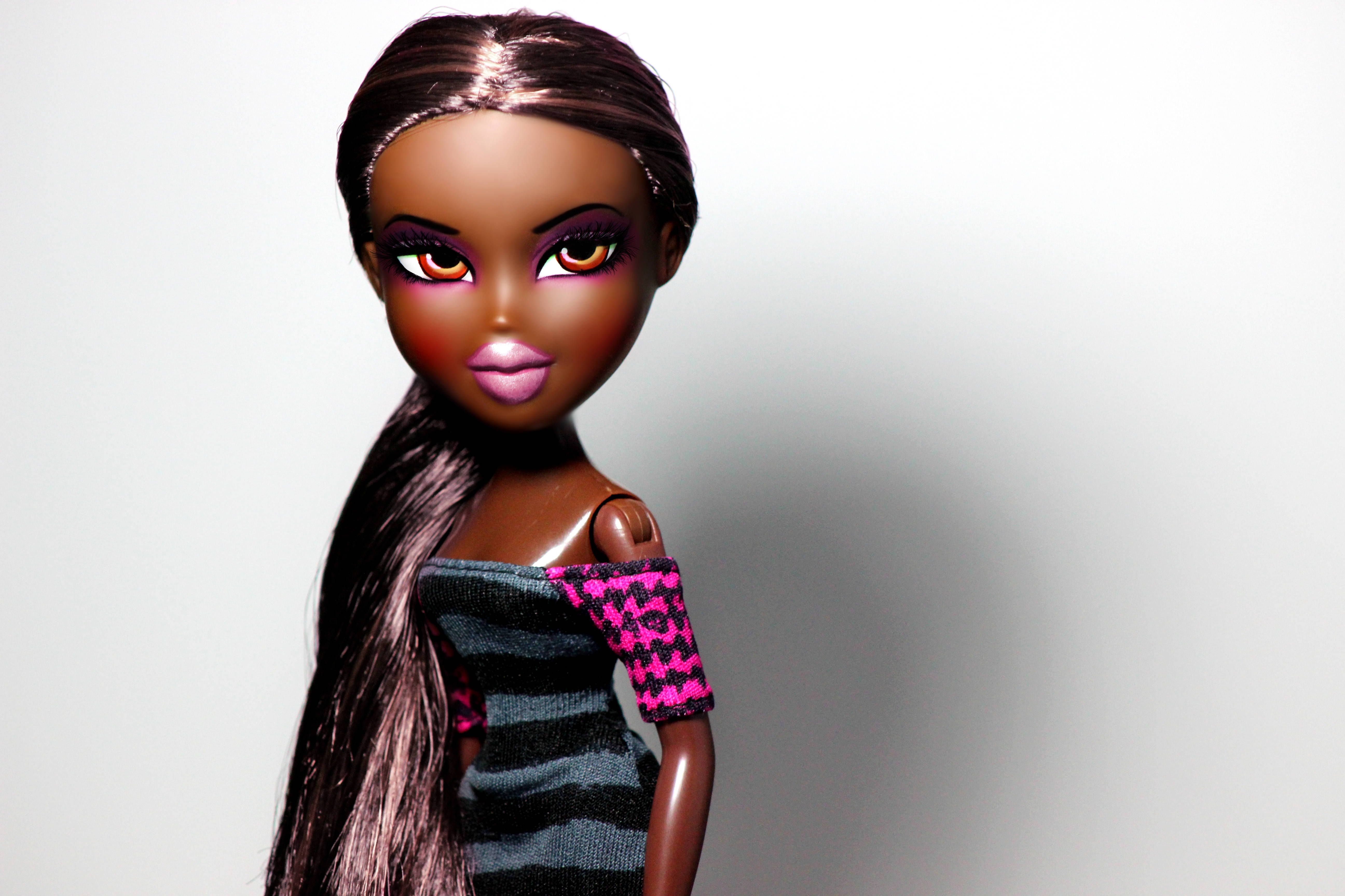 Swart Bratz Estetiese Pienk Portret Muurpapier