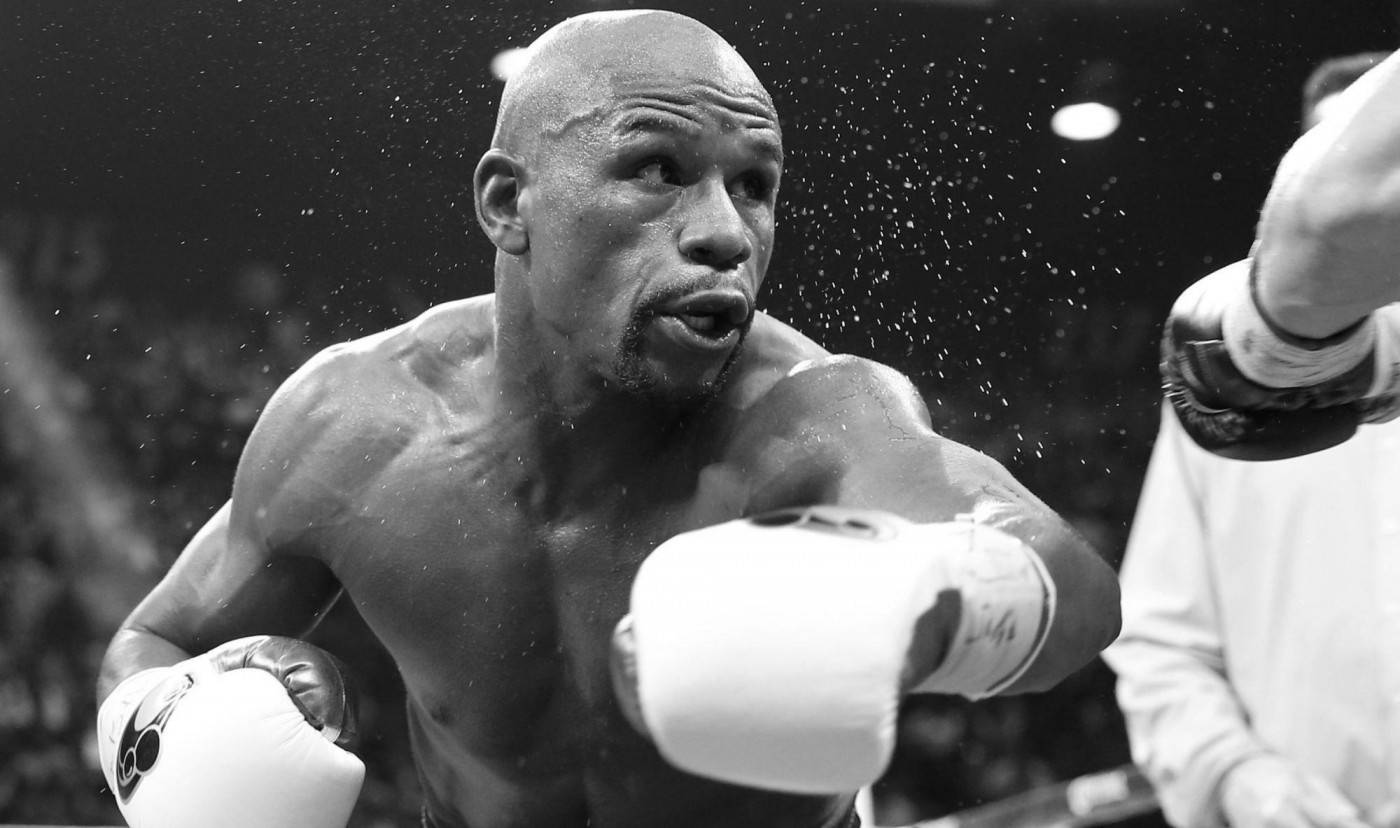 Swart en Wit Floyd Mayweather wat slaan Muurpapier