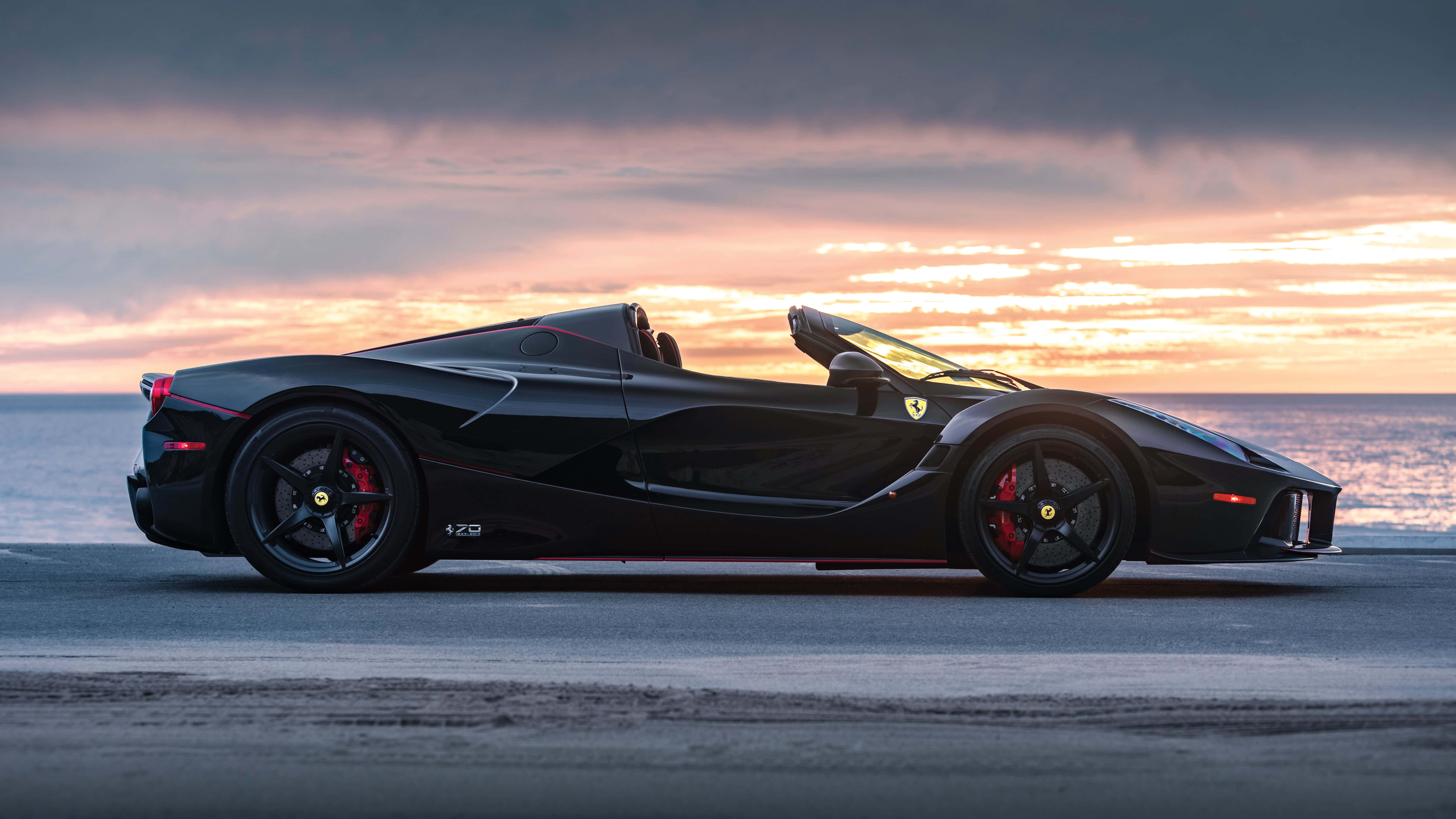 Swart Ferrari 4K Sonsondergang Strand Muurpapier