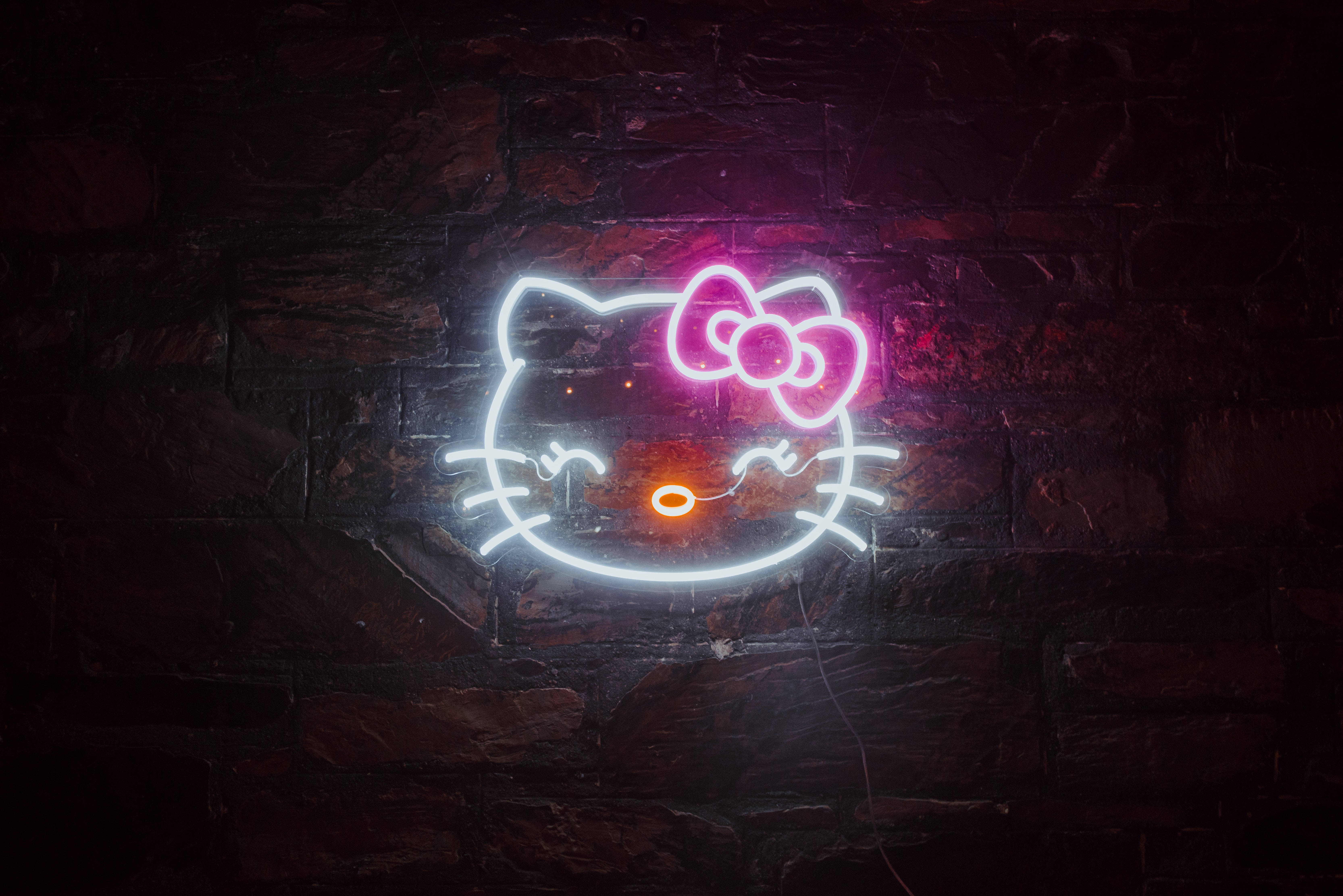Swart Hello Kitty In Neonligte Muurpapier