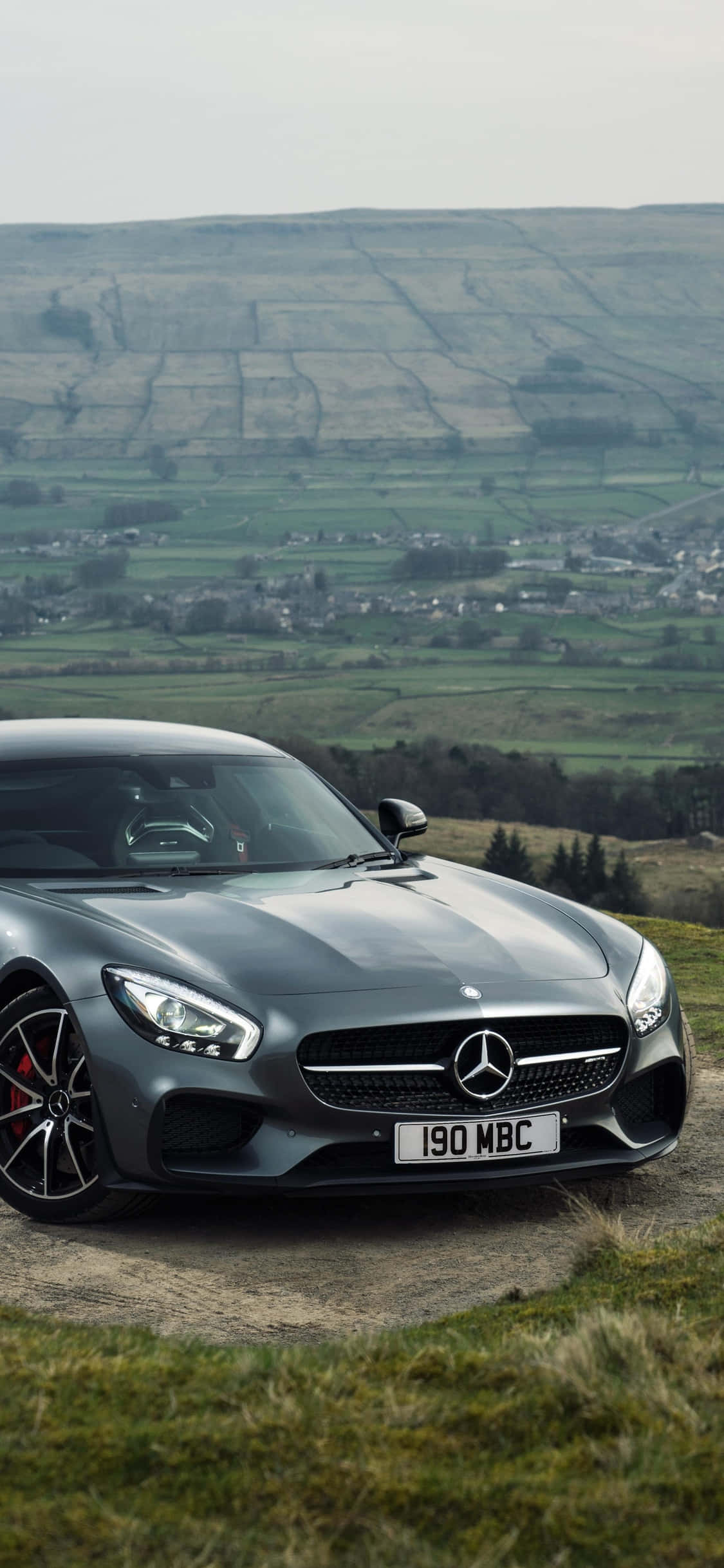 Swart iPhone Xs Mercedes AMG Agtergrond op Berg Muurpapier