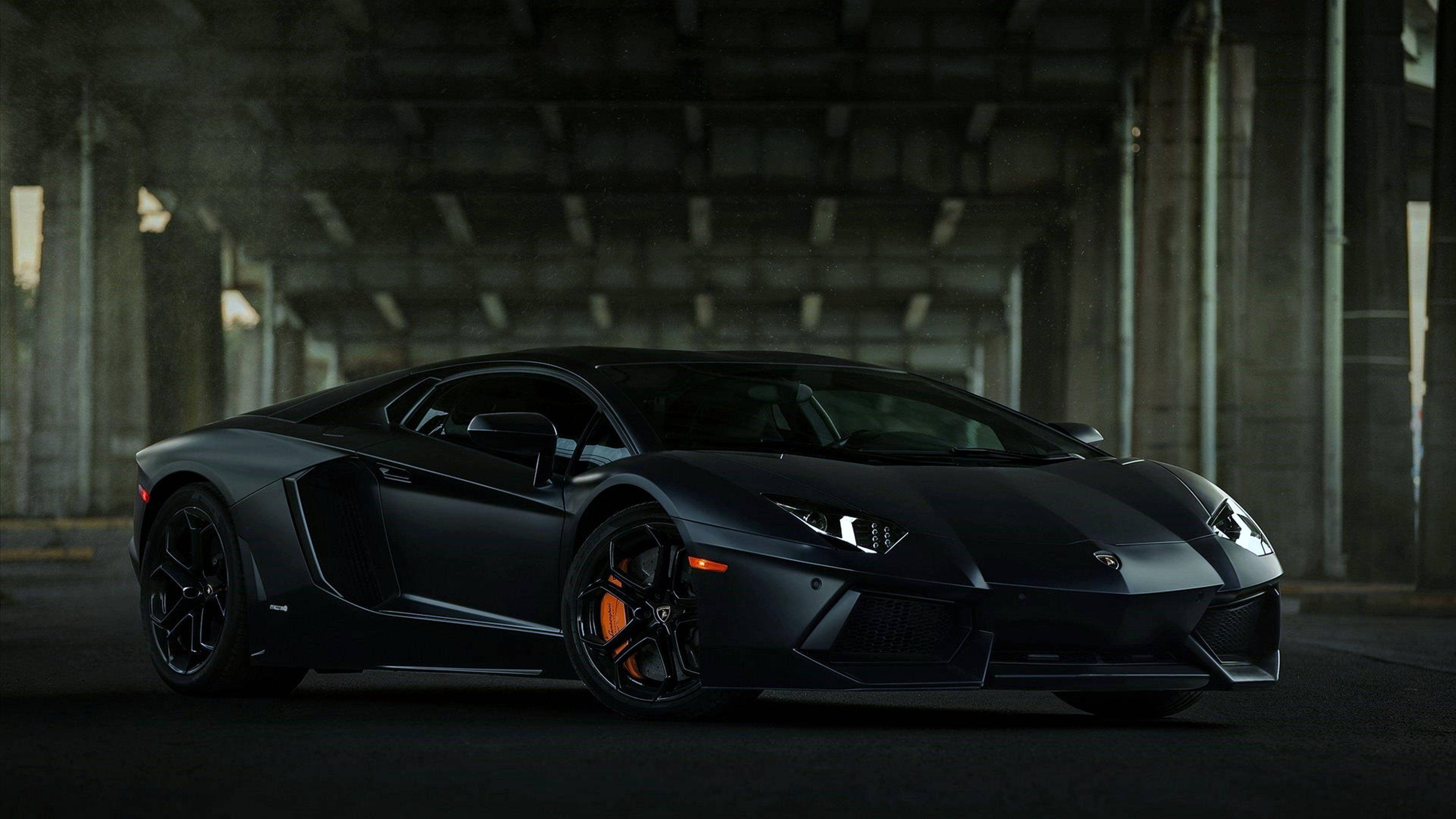 Swart-luukse-sportmotor: 'n Stilvolle swart Lamborghini Muurpapier