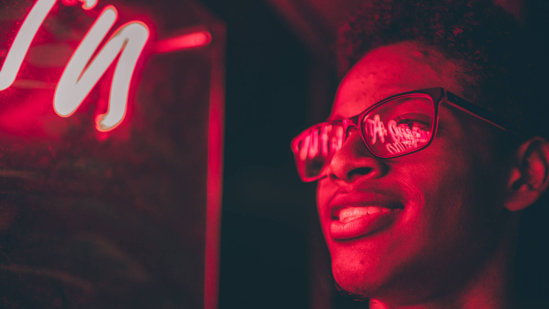Swart Man Neon Glimlag Muurpapier