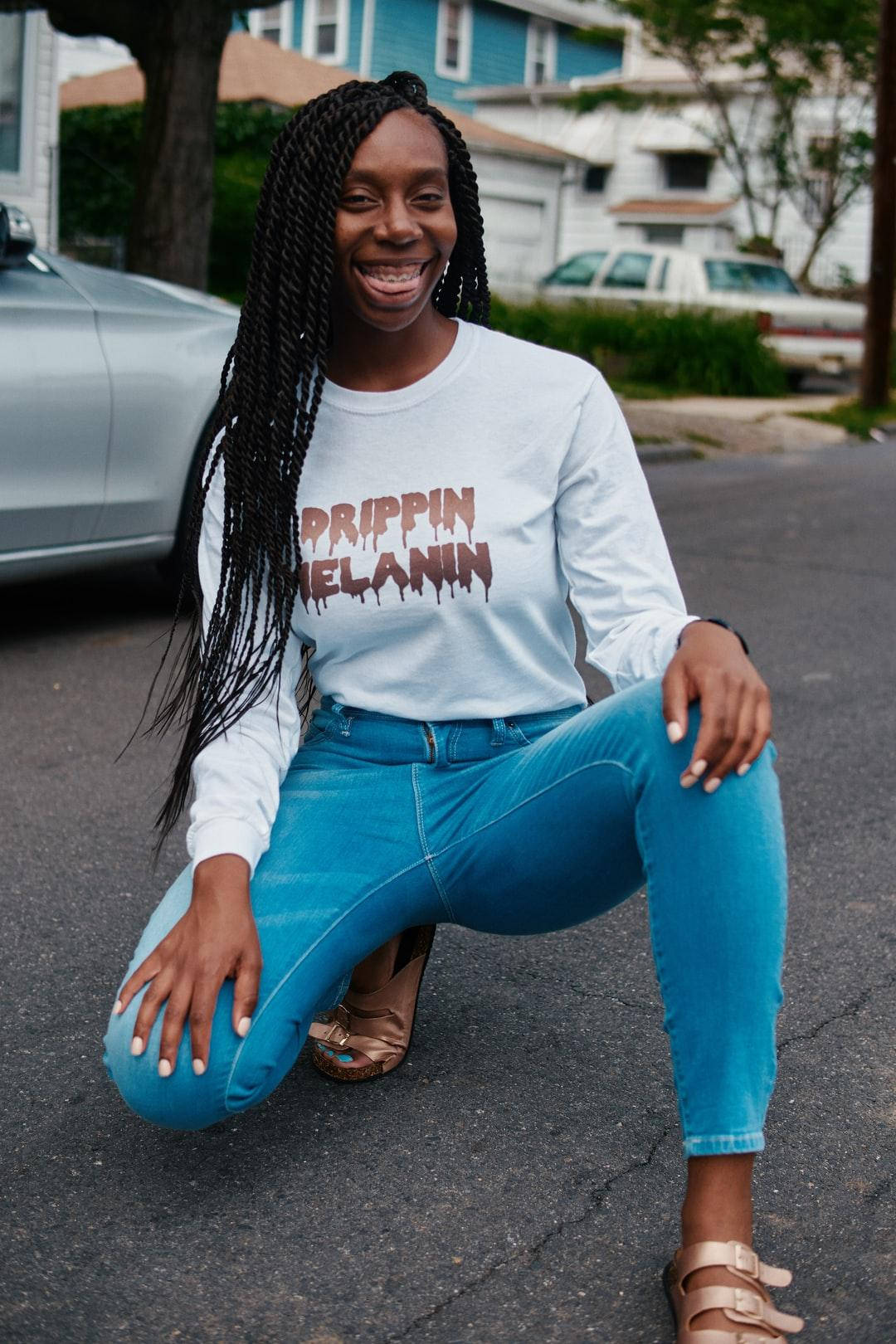 Swart Meisie Baddie Met Drippin' Melanin Hemd Muurpapier