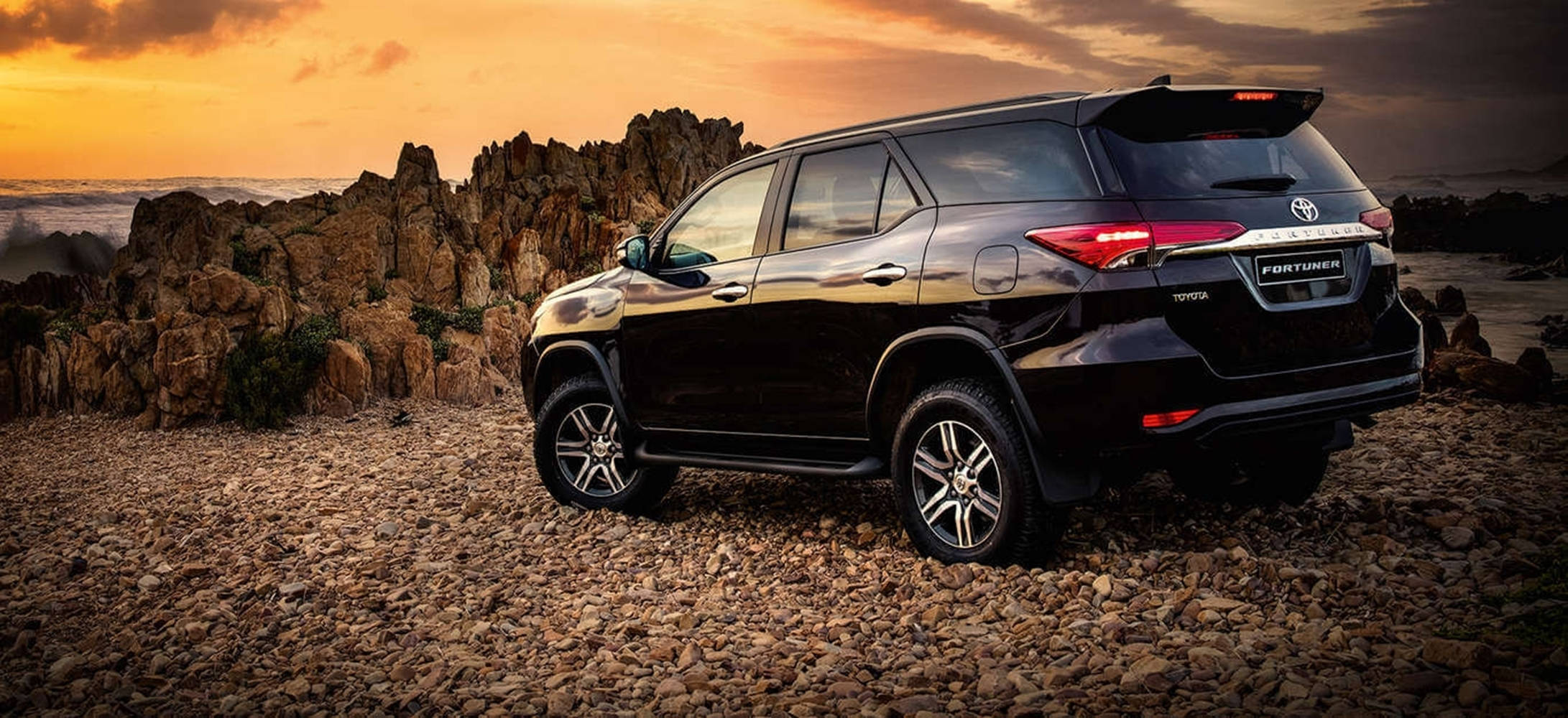 Swart Toyota Fortuner Legender SNV Muurpapier