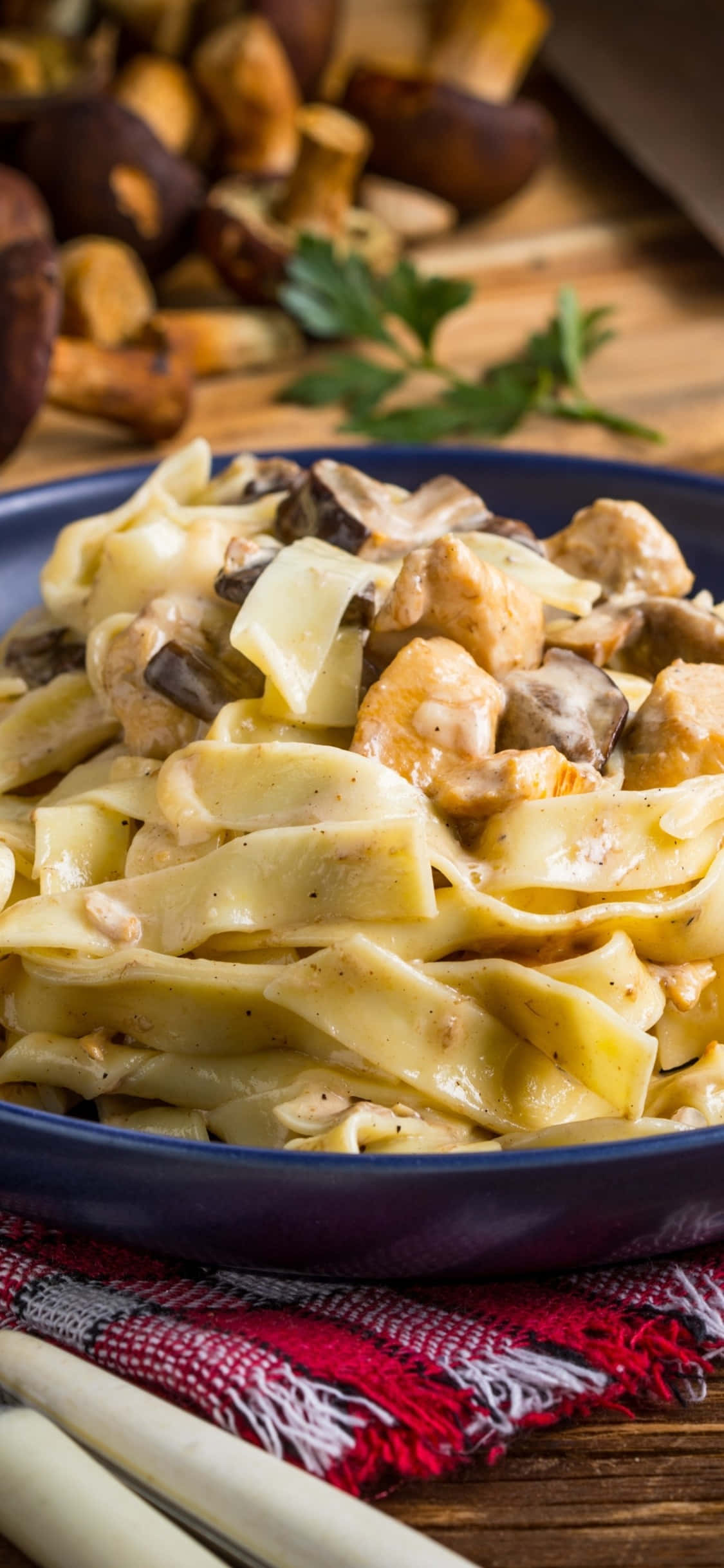 Tagliatelle op swart bord iPhone X-pasta-agtergrond Muurpapier