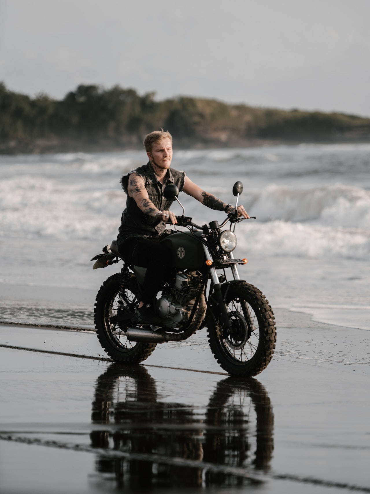 Tattoeë Fietsryer Ry deur die Strand Muurpapier