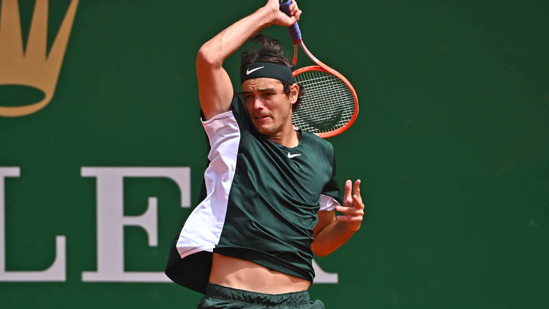 Taylor Fritz in Aksie - Kragtige Oorhoofse Smash Muurpapier