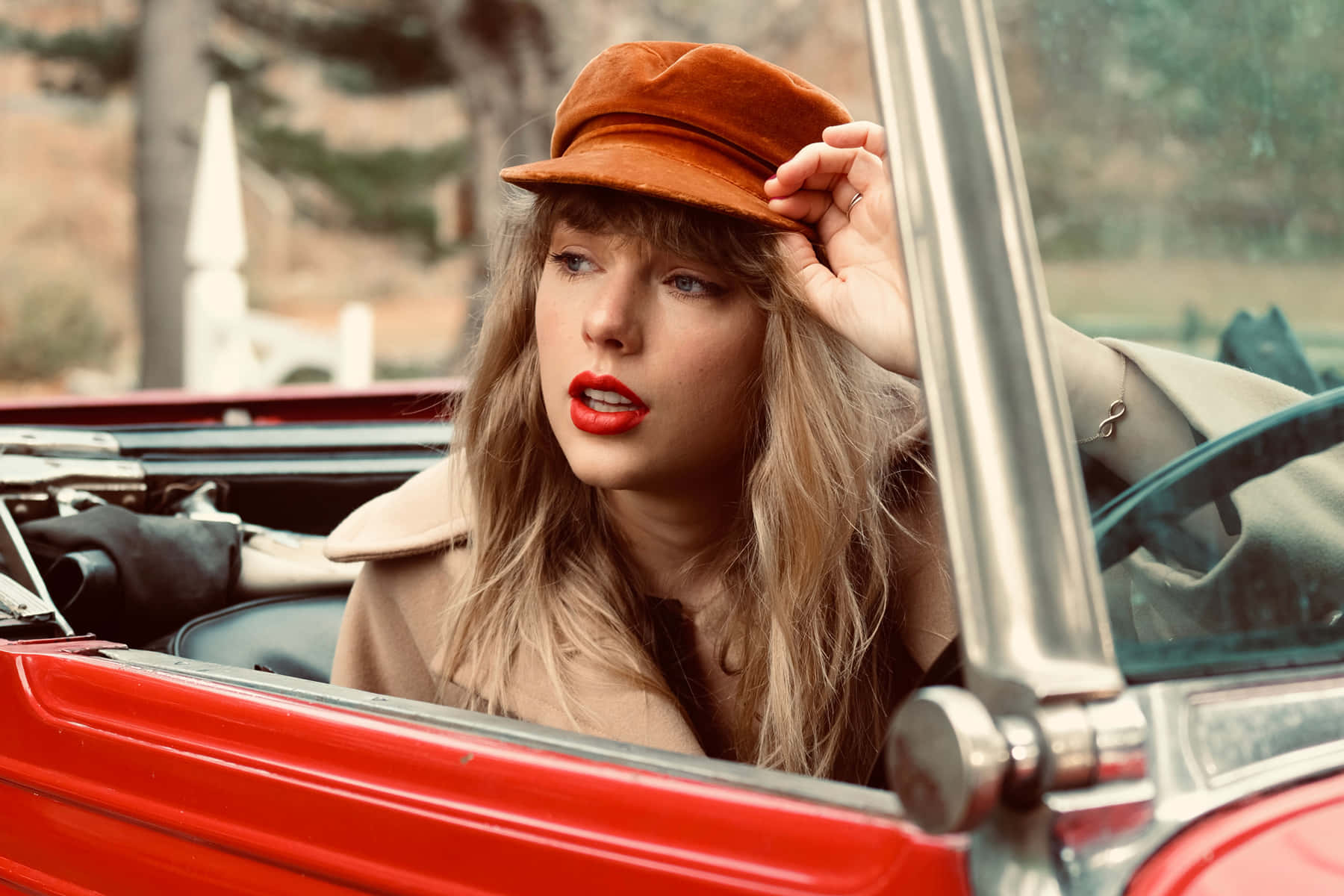 Taylor in 'n Omskepbare Motor van Red Taylor's Version Muurpapier